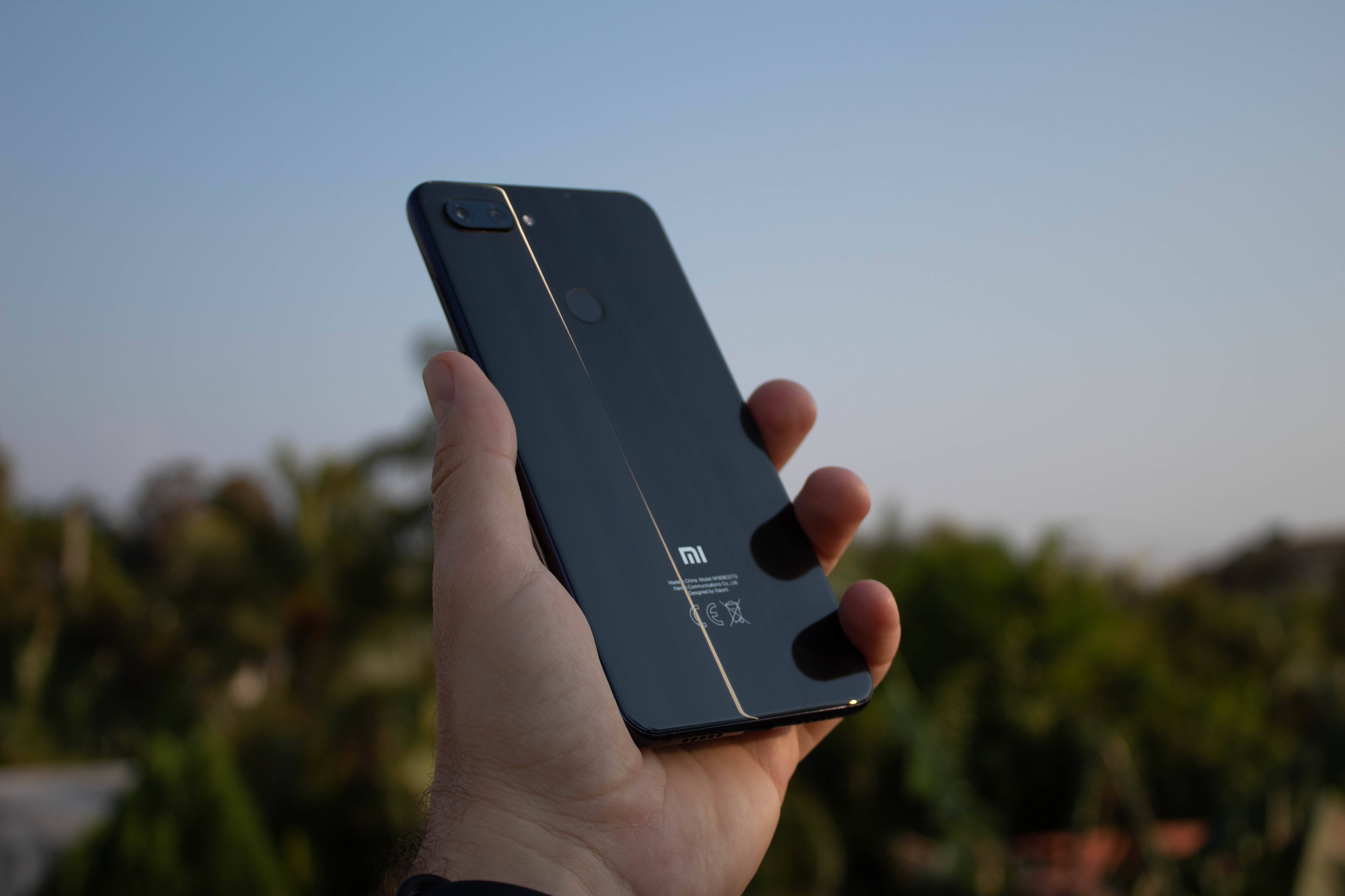 มือถือ Xiaomi ในมือ วอลเปเปอร์