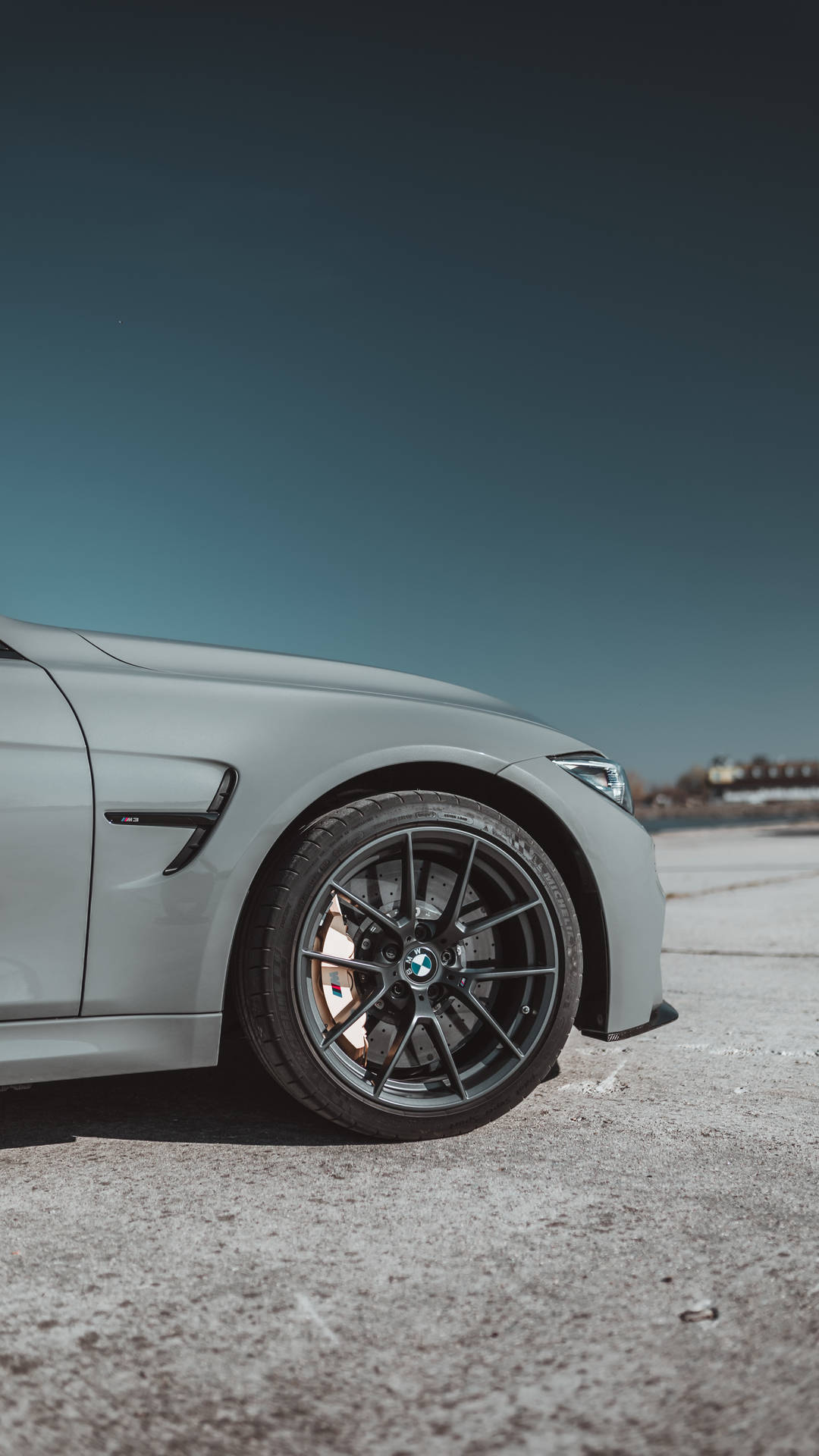 วอลเปเปอร์ด้านข้างของล้อรถ BMW สีเทาพร้อมโลโก้ — Bmw วอลเปเปอร์