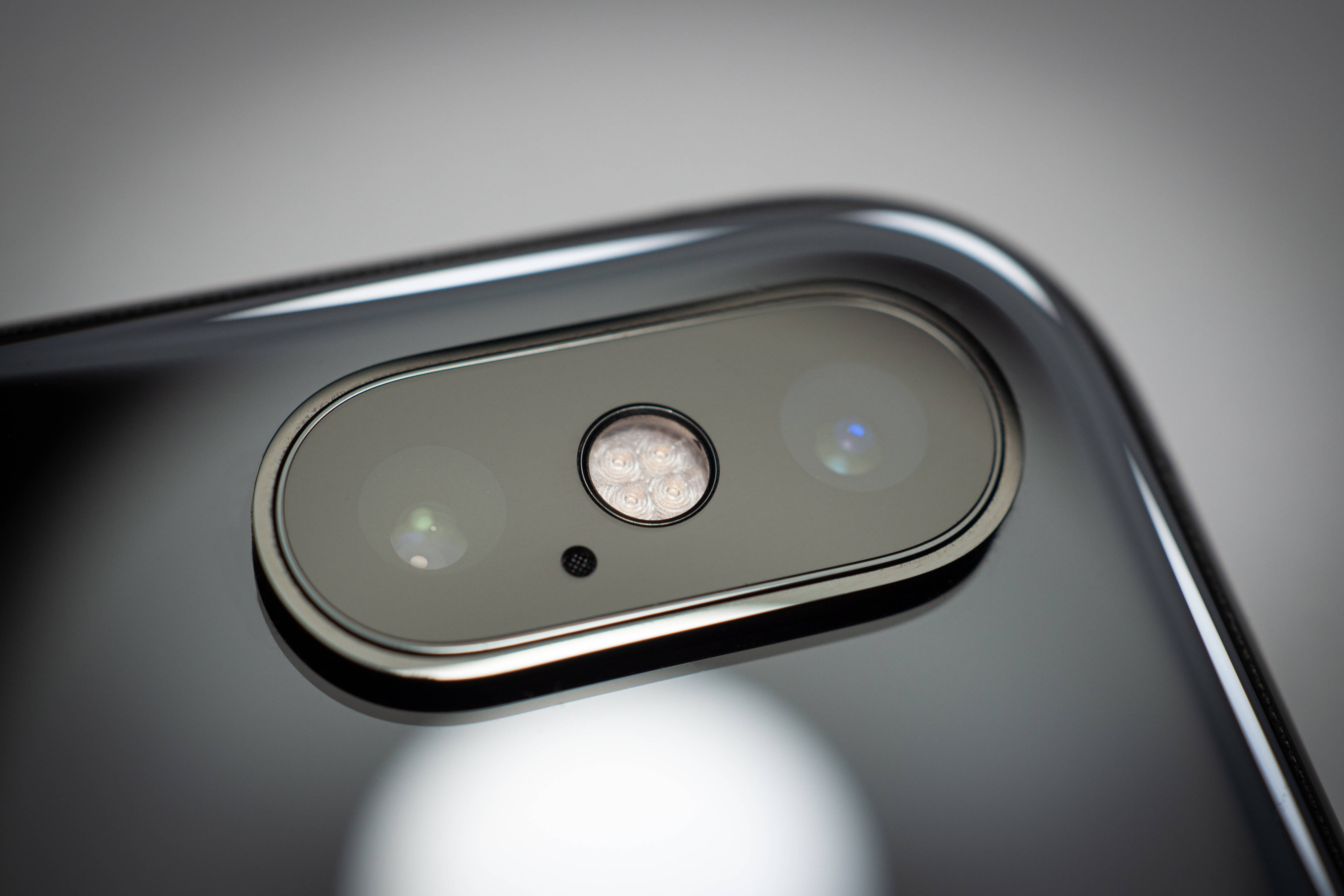 มุมมองสง่างามของ iPhone Xs ในน้ำ วอลเปเปอร์