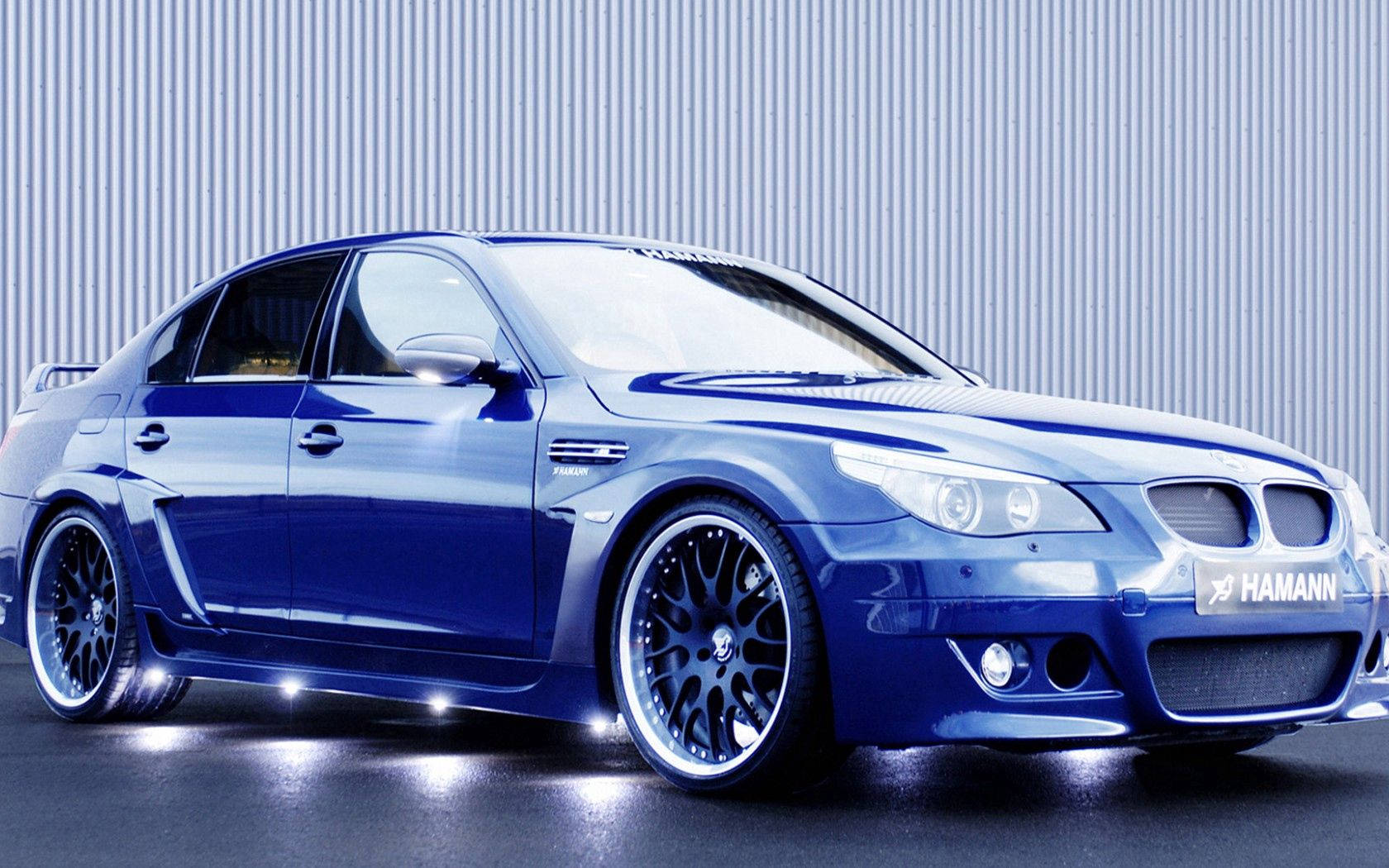 รถ BMW Hamann สีฟ้าบริสุทธิ์บนพื้นหลังสีฟ้า — สีฟ้า วอลเปเปอร์