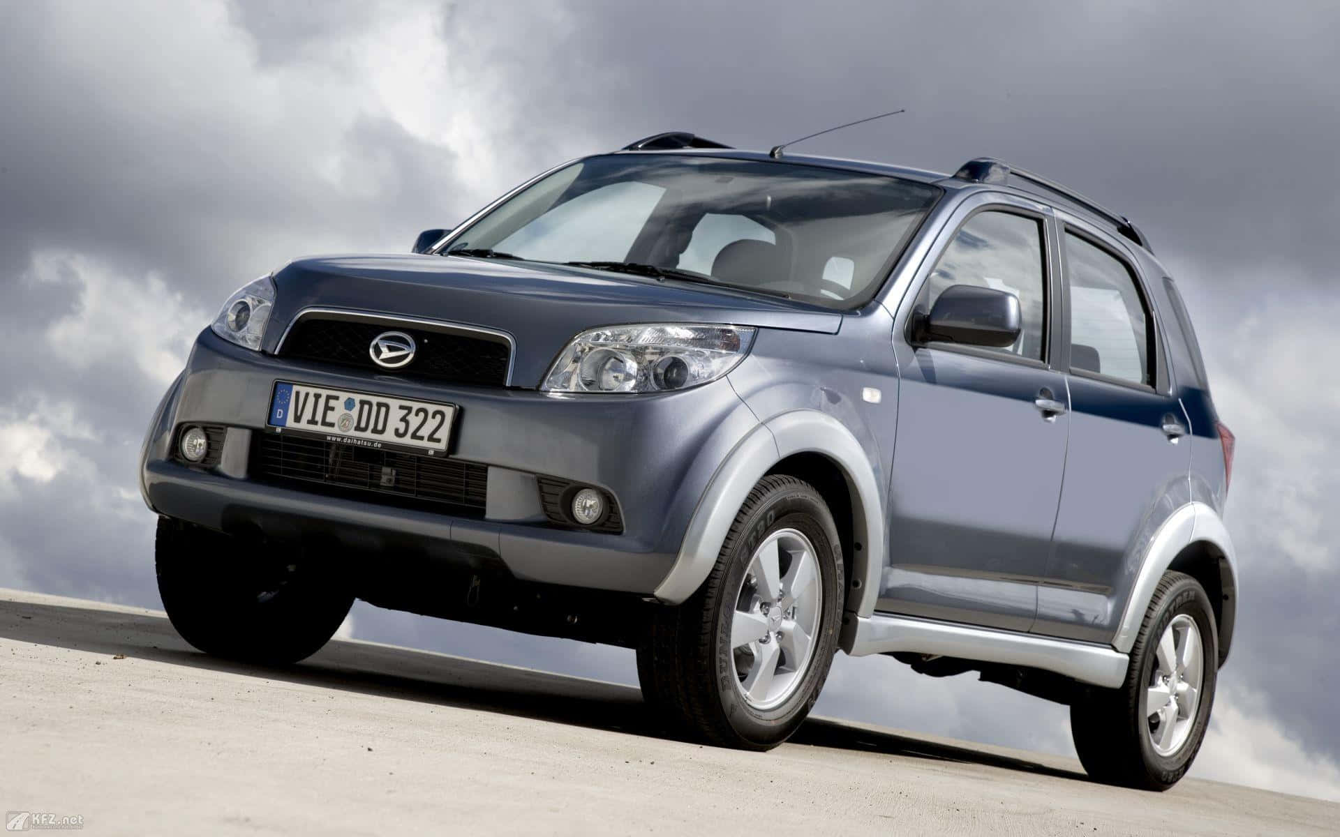 รถ Daihatsu สีแดงโฉบเฉี่ยวและมีสไตล์บนท้องถนน วอลเปเปอร์
