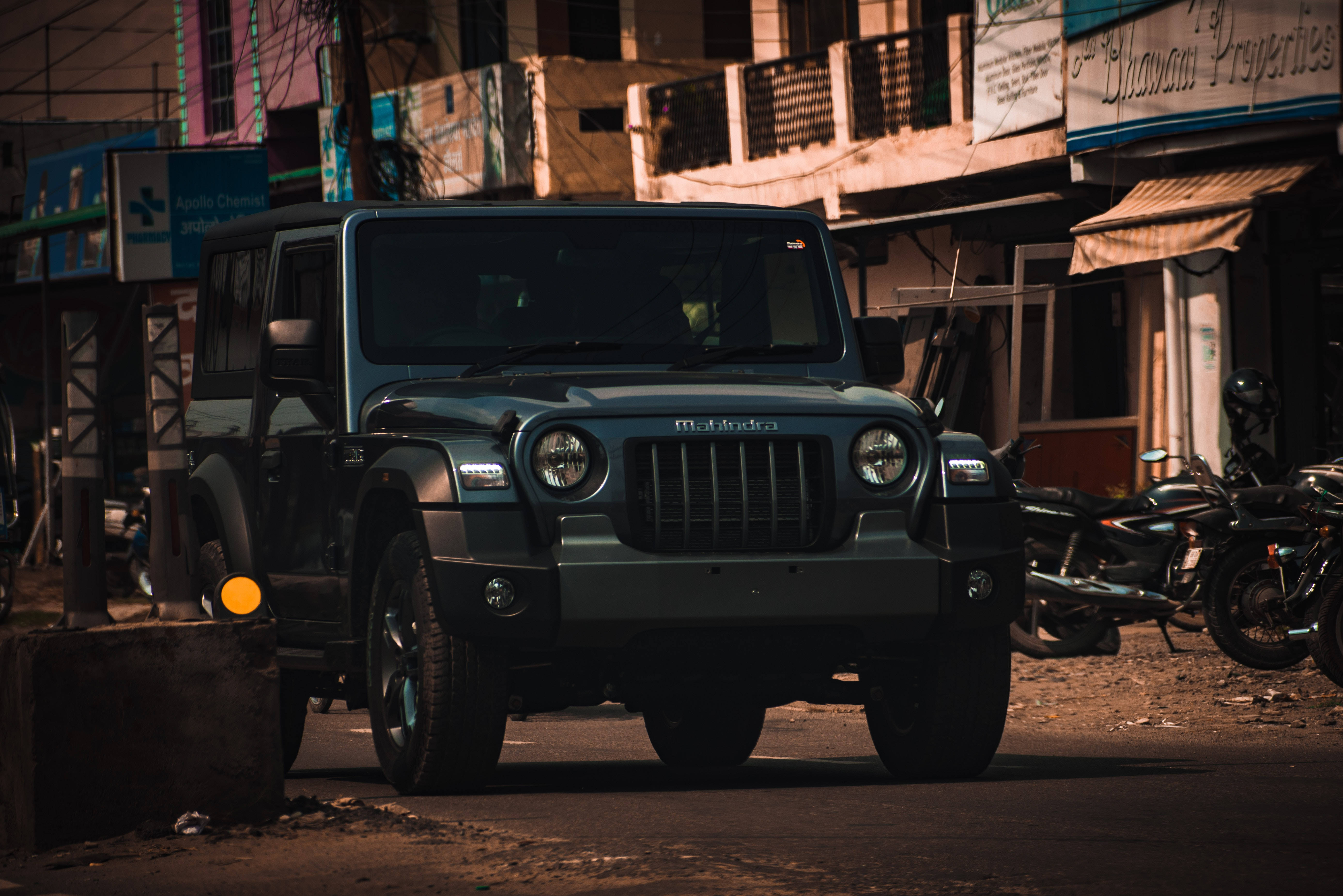 รถ Mahindra Thar สีดำด้าน 4K วอลเปเปอร์