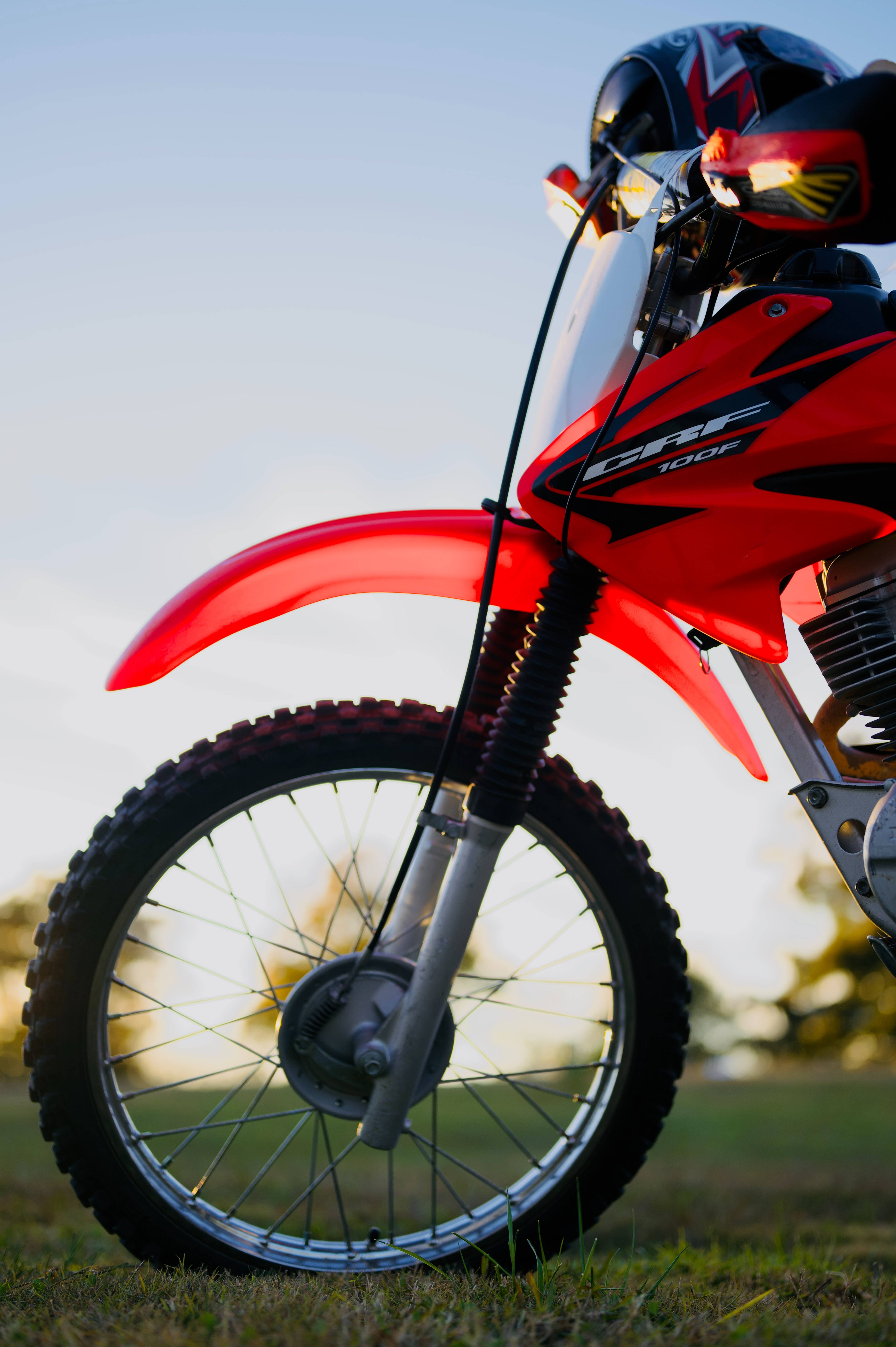 รถมอเตอร์ไซค์สีแดง Honda CRF100 วอลเปเปอร์