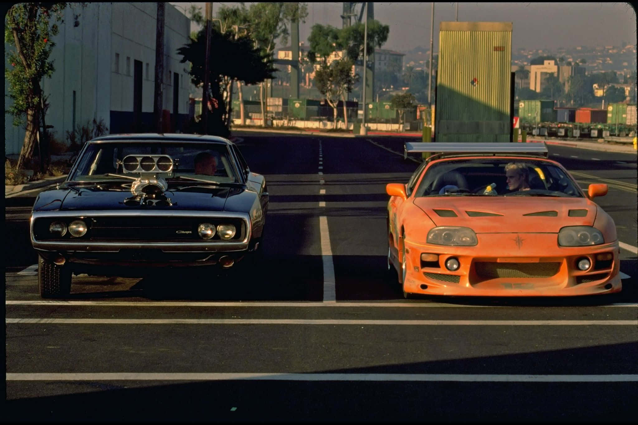 รถสองคันกำลังแข่งใน Fast And Furious 1 วอลเปเปอร์