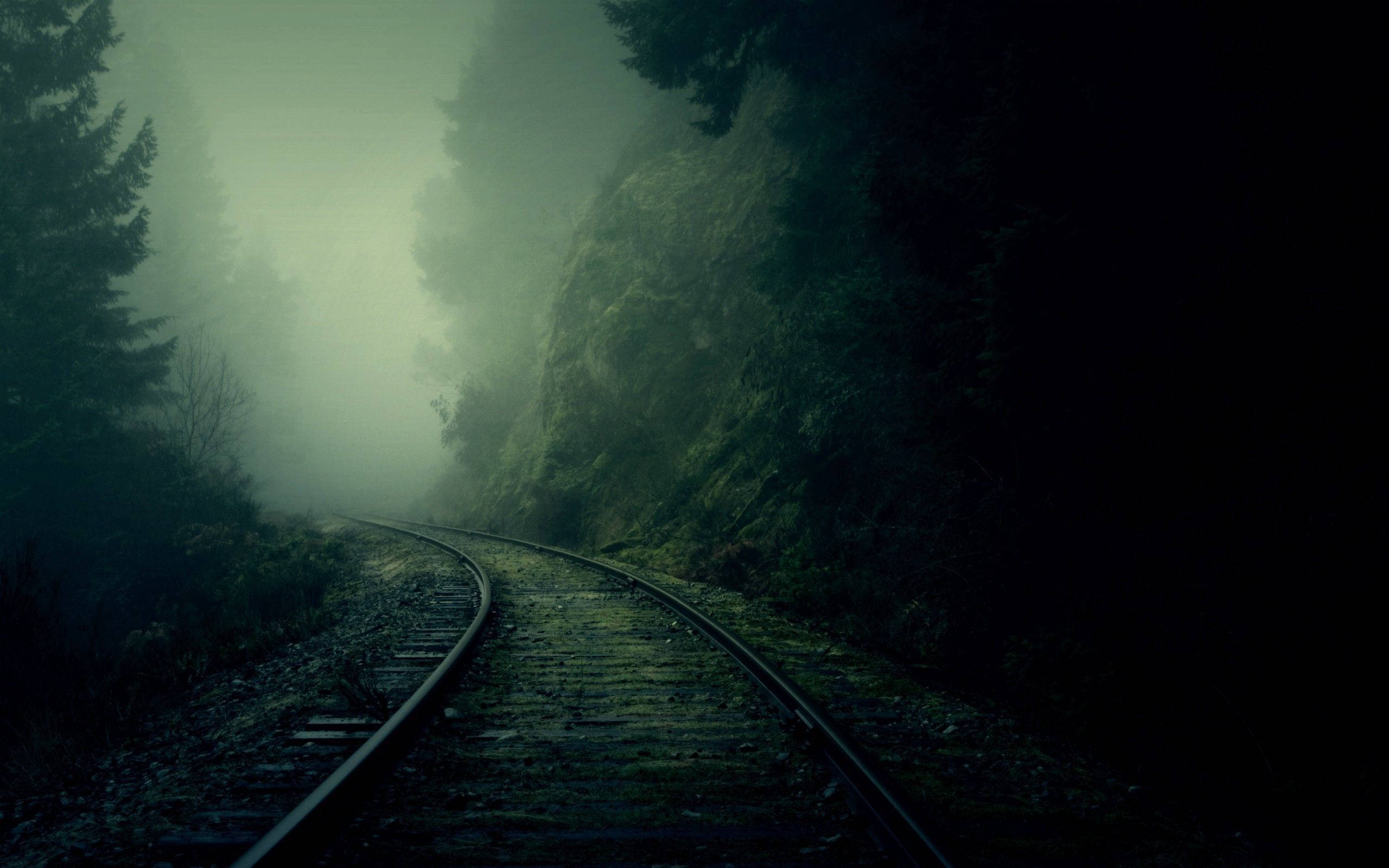 รางรถไฟอันหม่นหมอง พื้นหลังสวยงามมืด วอลเปเปอร์