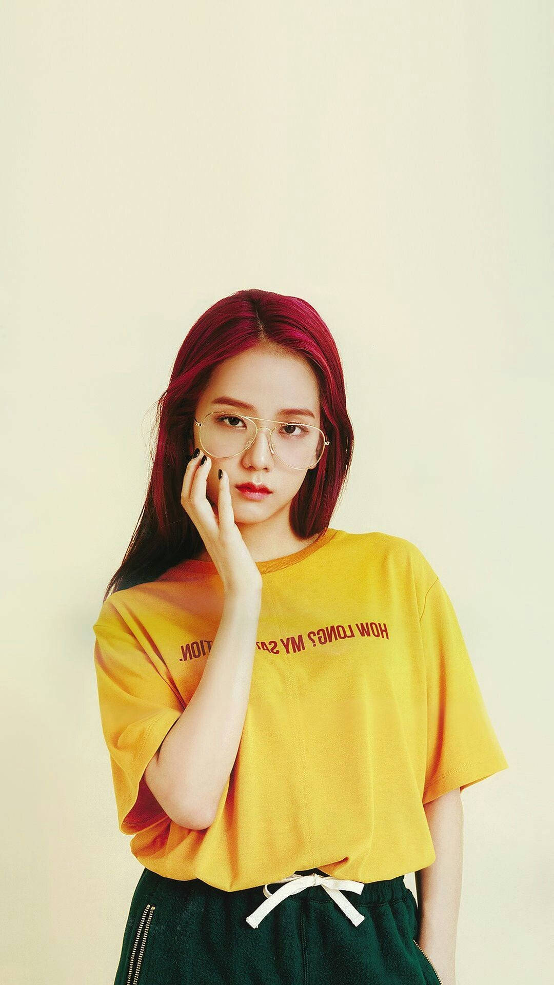วอลเปเปอร์ Blackpink จีซูใส่แว่นตาและเสื้อกราฟิกสีเหลือง — Blackpink วอลเปเปอร์