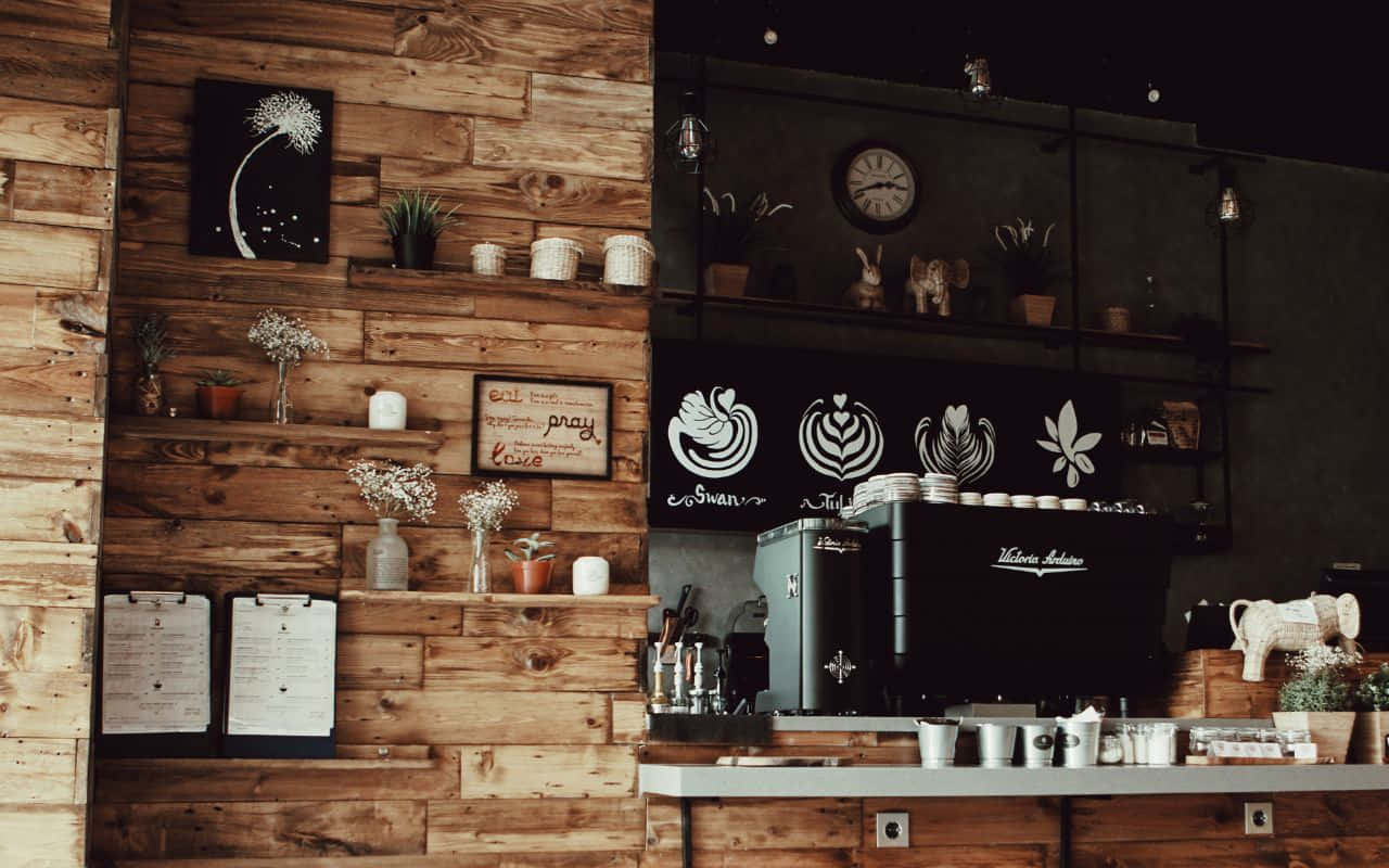 ร้านกาแฟที่มีผนังไม้และเคาน์เตอร์ไม้ วอลเปเปอร์
