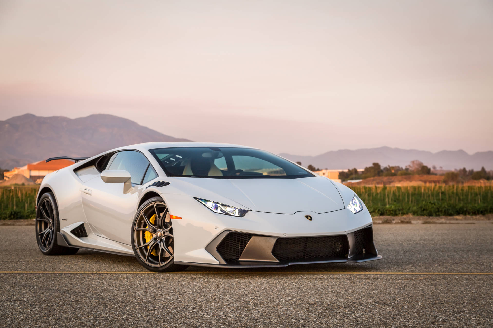 วอลเปเปอร์ลัมโบร์กินี ฮูราแคน สีขาวยามพระอาทิตย์ตก — Lamborghini วอลเปเปอร์