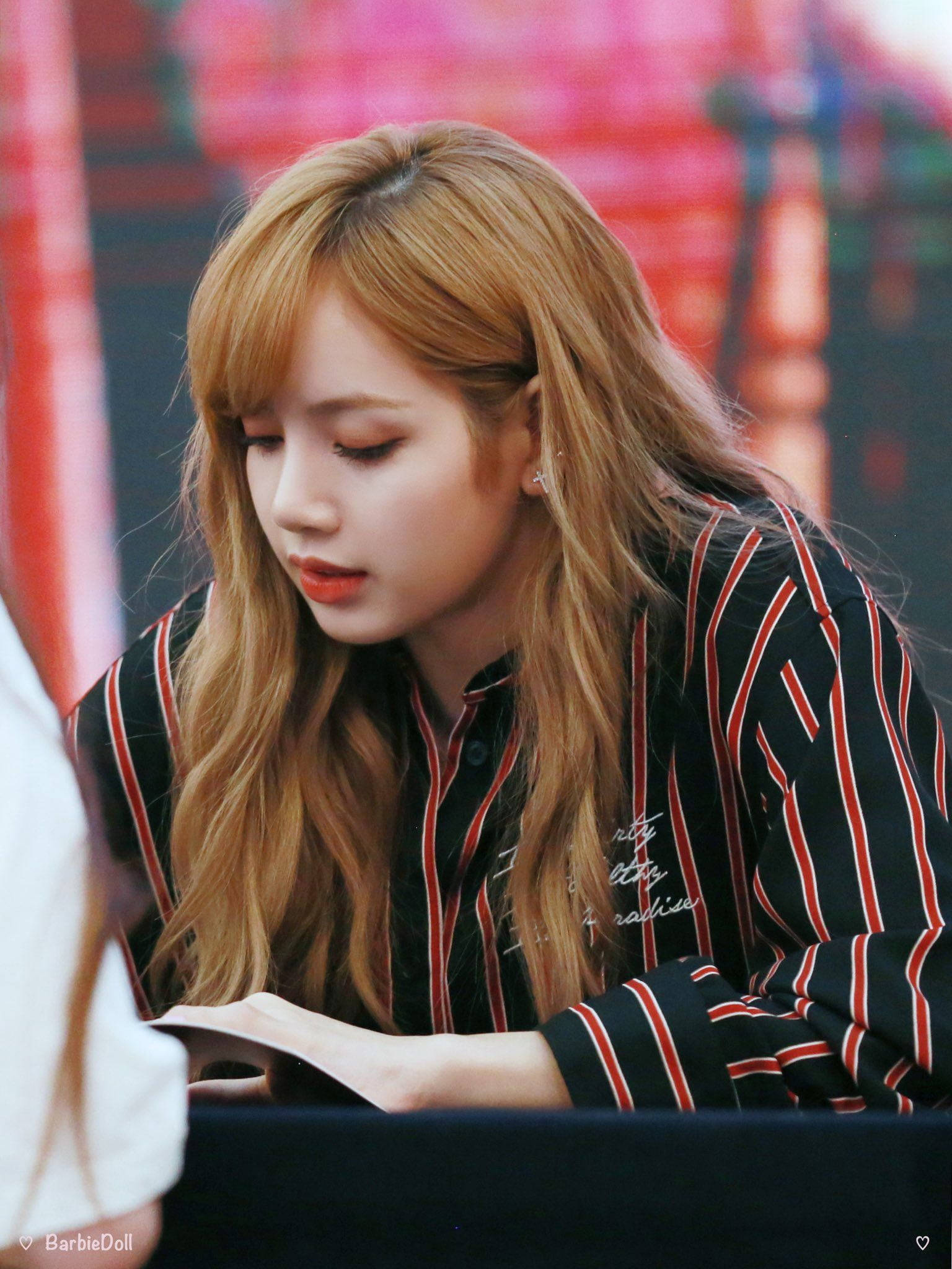 ลิซ่า Blackpink สง่างาม - ภาพ HD จากงานเซ็นอัลบั้ม Square Up วอลเปเปอร์