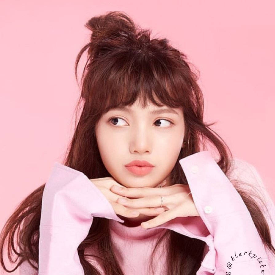 วอลเปเปอร์ Blackpink ลิซ่าในเสื้อสีชมพูบนผนังสีชมพูพาสเทล — Blackpink วอลเปเปอร์