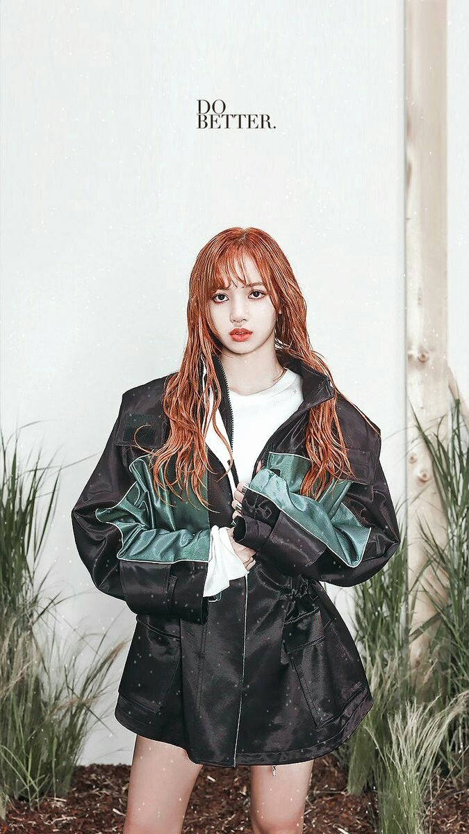 วอลเปเปอร์ Blackpink ลิซ่าในแจ็กเก็ตยืนข้างกำแพงพร้อมข้อความ "Do Better" — Blackpink วอลเปเปอร์