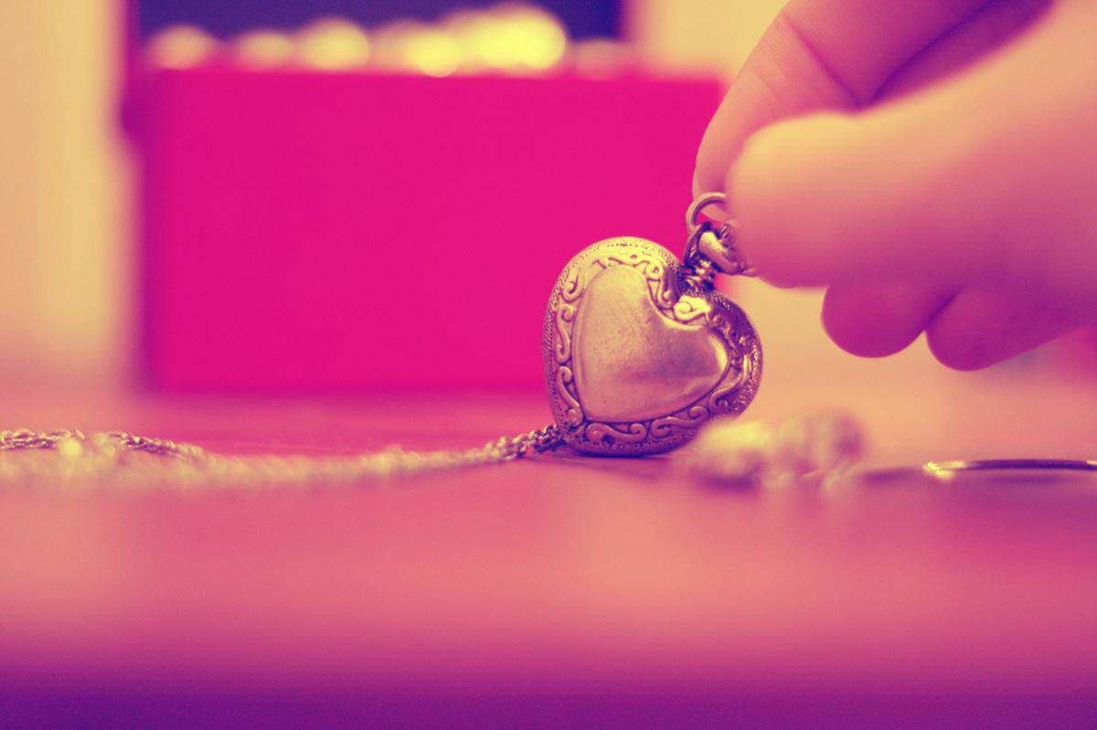 ล็อกเกตรูปหัวใจน่ารักฟิลเตอร์ซีเปีย วอลเปเปอร์