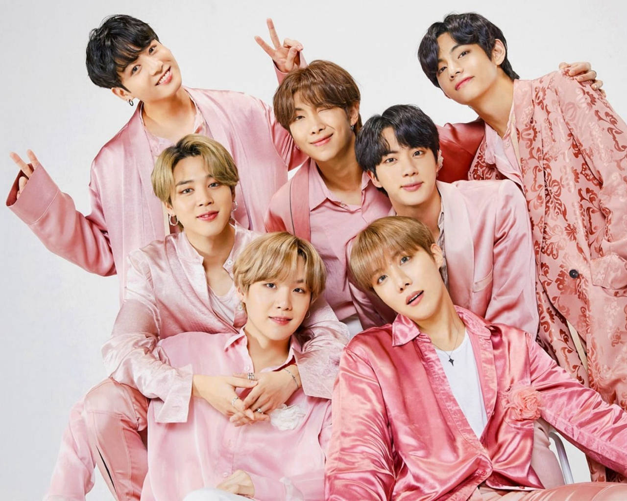 วอลเปเปอร์เดสก์ท็อปสมาชิก BTS ในชุดสีชมพู วอลเปเปอร์