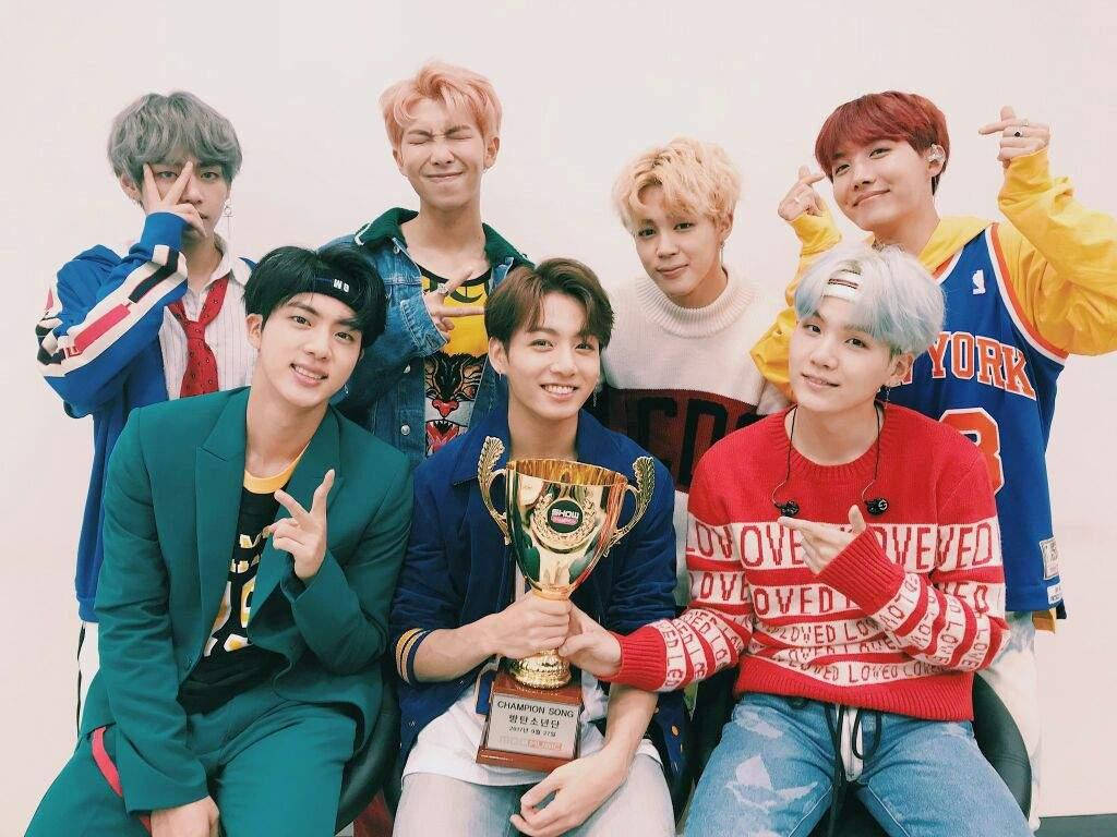 วอลเปเปอร์เดสก์ท็อป BTS พร้อมถ้วยรางวัล วอลเปเปอร์