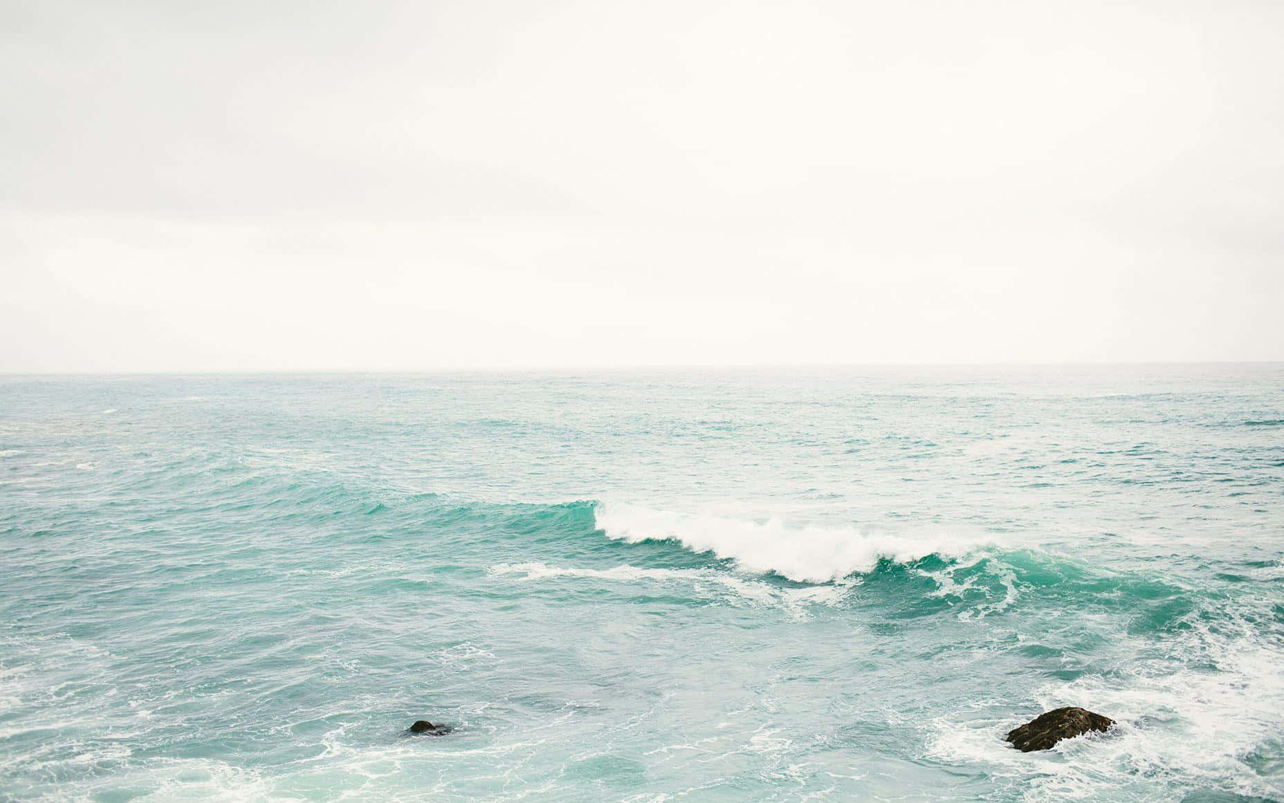 วันที่ฤดูร้อนที่สวยงามบนชายหาด - ได้เวลาเล่นสนุกท่ามกลางแสงแดด วอลเปเปอร์