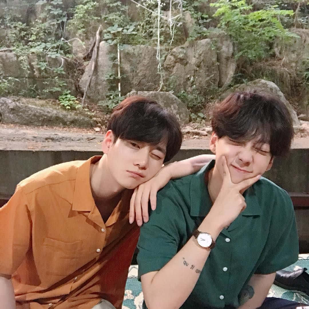 วัยรุ่นชายที่แข็งแกร่งและอิสระ โอบรับสุนทรียะแห่งเมือง วอลเปเปอร์