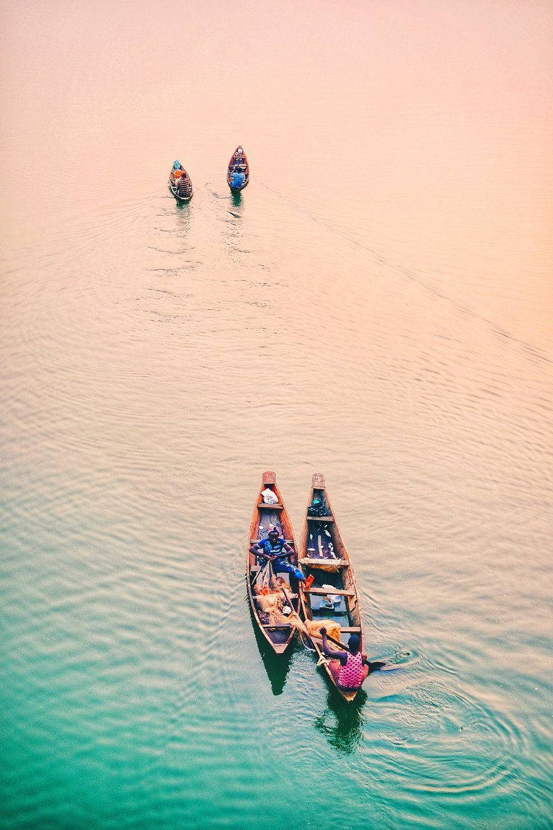 "วิธีที่ดีที่สุดในการสำรวจทะเลสาบ? หาเรือแคนูแล้วปล่อยให้การผจญภัยพาคุณไป" วอลเปเปอร์