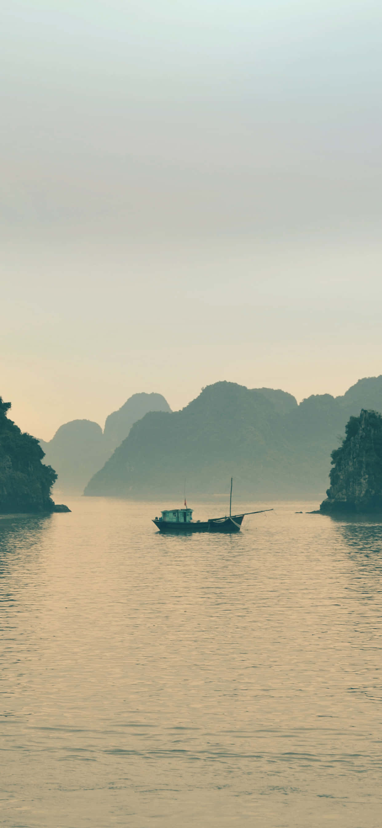 วิวสวยของอ่าวฮาลอง เวียดนาม วอลเปเปอร์