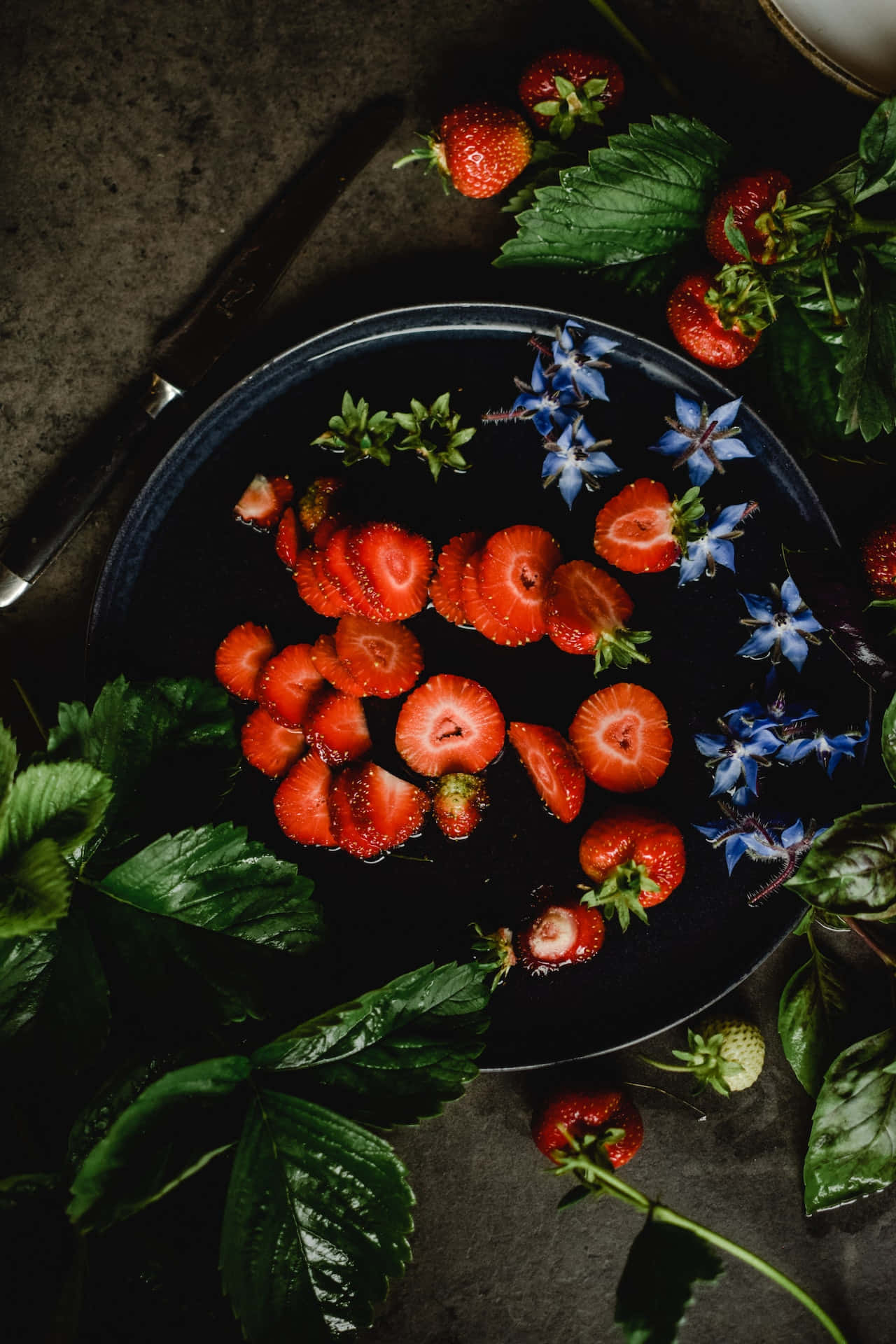 สrawberries และดอกโบเรจสีฟ้าบนโทรศัพท์ วอลเปเปอร์