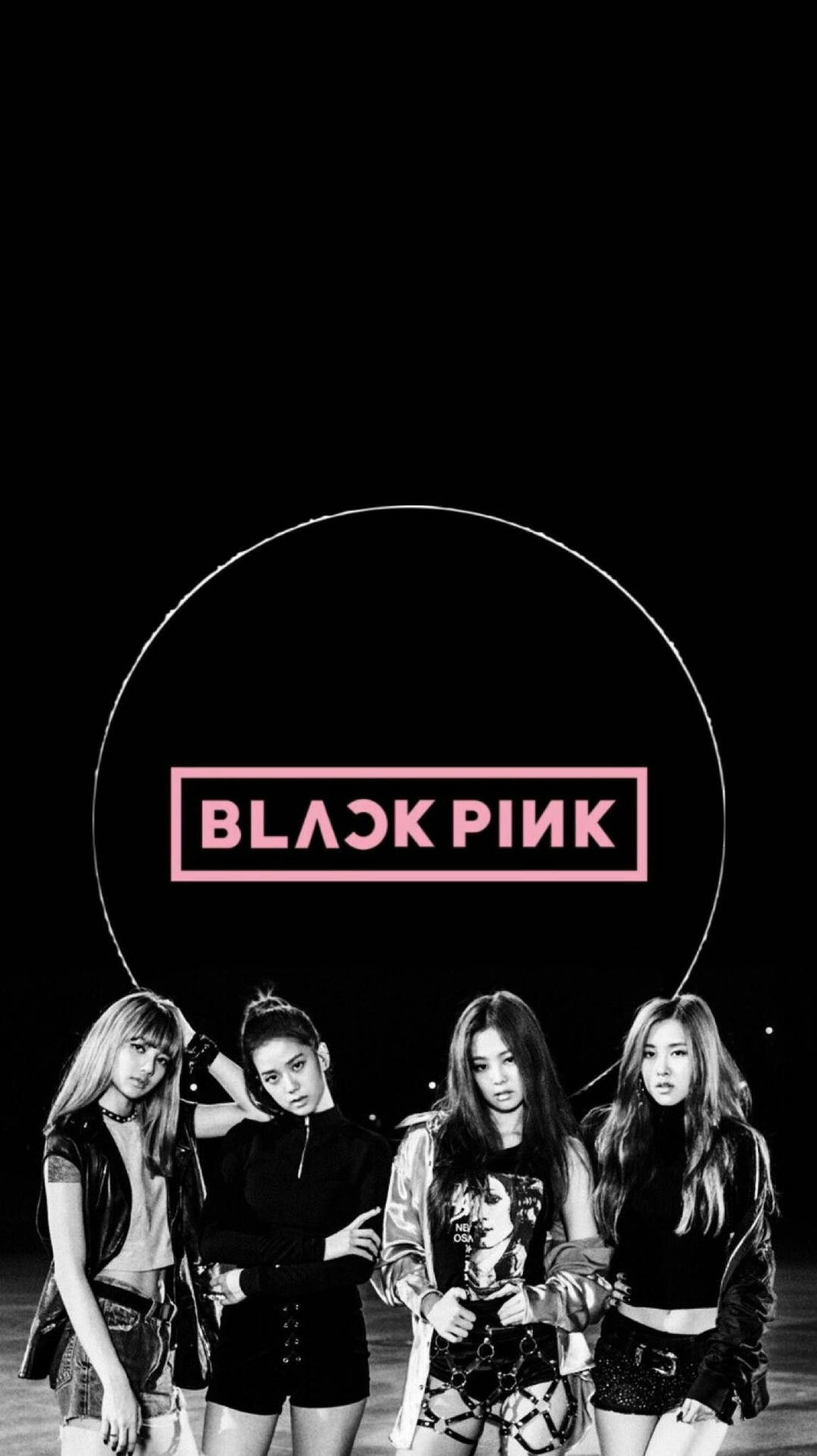 วอลเปเปอร์ Blackpink สมาชิกบนพื้นดำพร้อมโลโก้ในวงแหวนแสง — Blackpink วอลเปเปอร์
