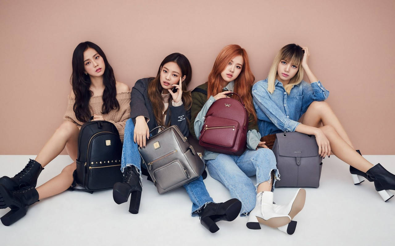 สมาชิก Blackpink พร้อมกระเป๋าเป้บนผนังสีเบจวอลเปเปอร์ — Blackpink วอลเปเปอร์