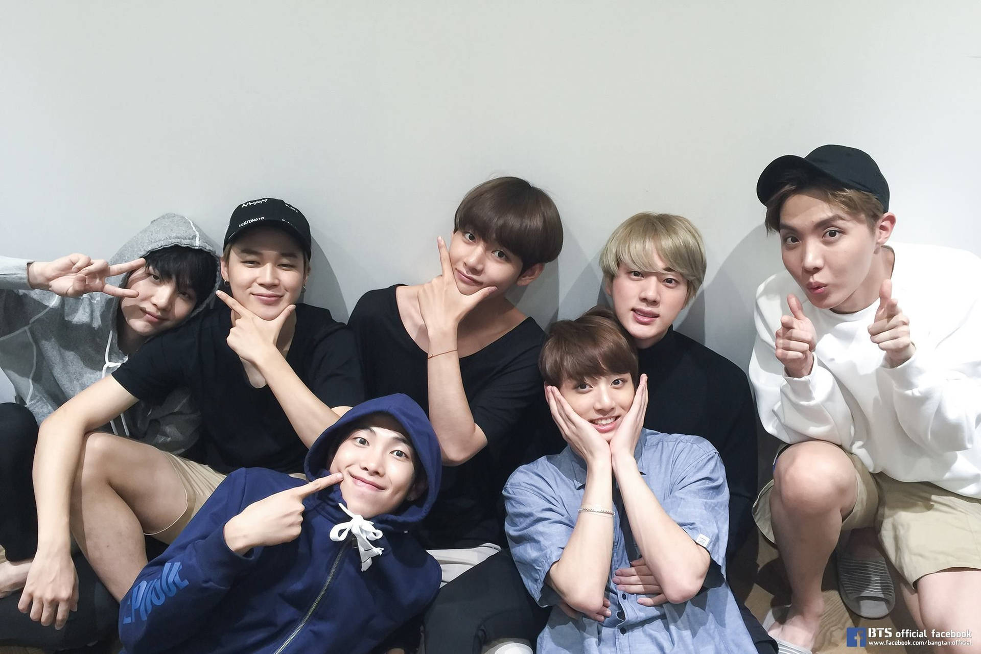 วง BTS ยิ้มและมองคุณ — Bts วอลเปเปอร์