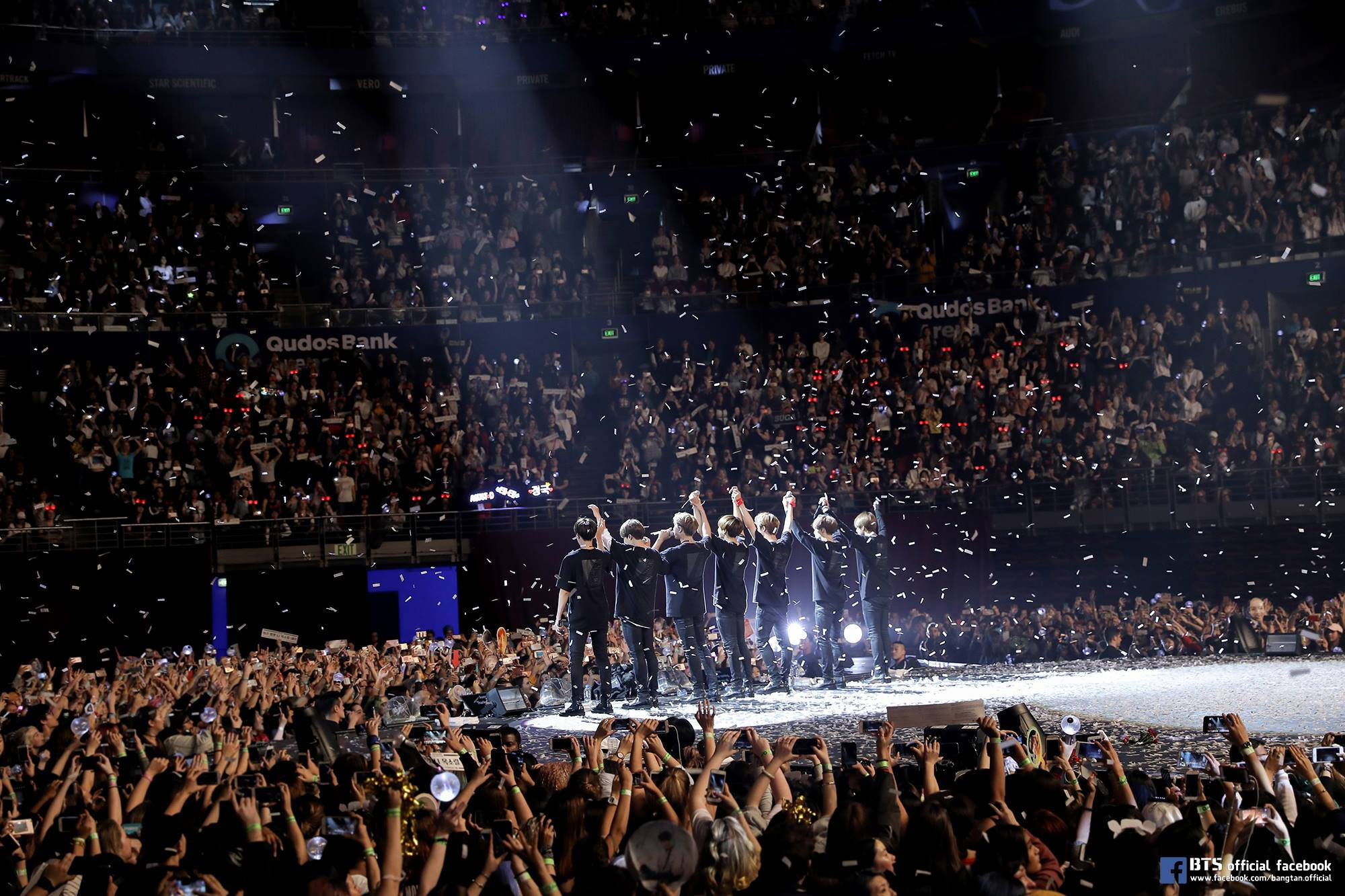 สมาชิกในคอนเสิร์ต Love Yourself ของ BTS วอลเปเปอร์