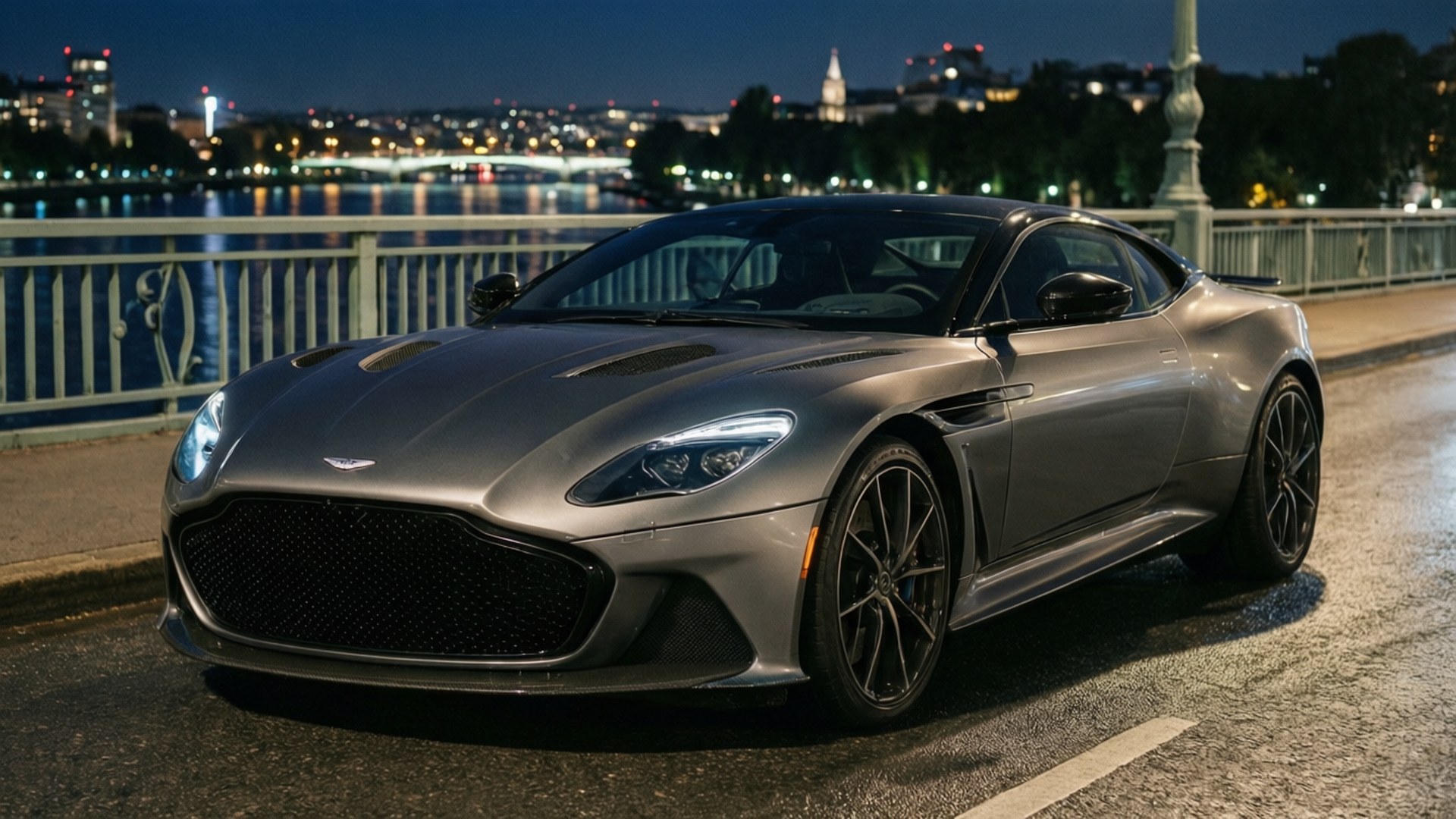 Aston Martin DBS Superleggera บนสะพานยามค่ำคืนพร้อมแสงไฟจากเมือง — รถเท่ๆ GIF วอลเปเปอร์