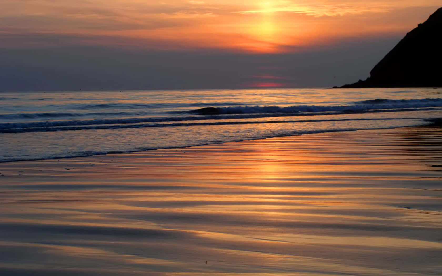 สัมผัสความงามของพระอาทิตย์ตกที่ชายหาดอันงดงาม วอลเปเปอร์