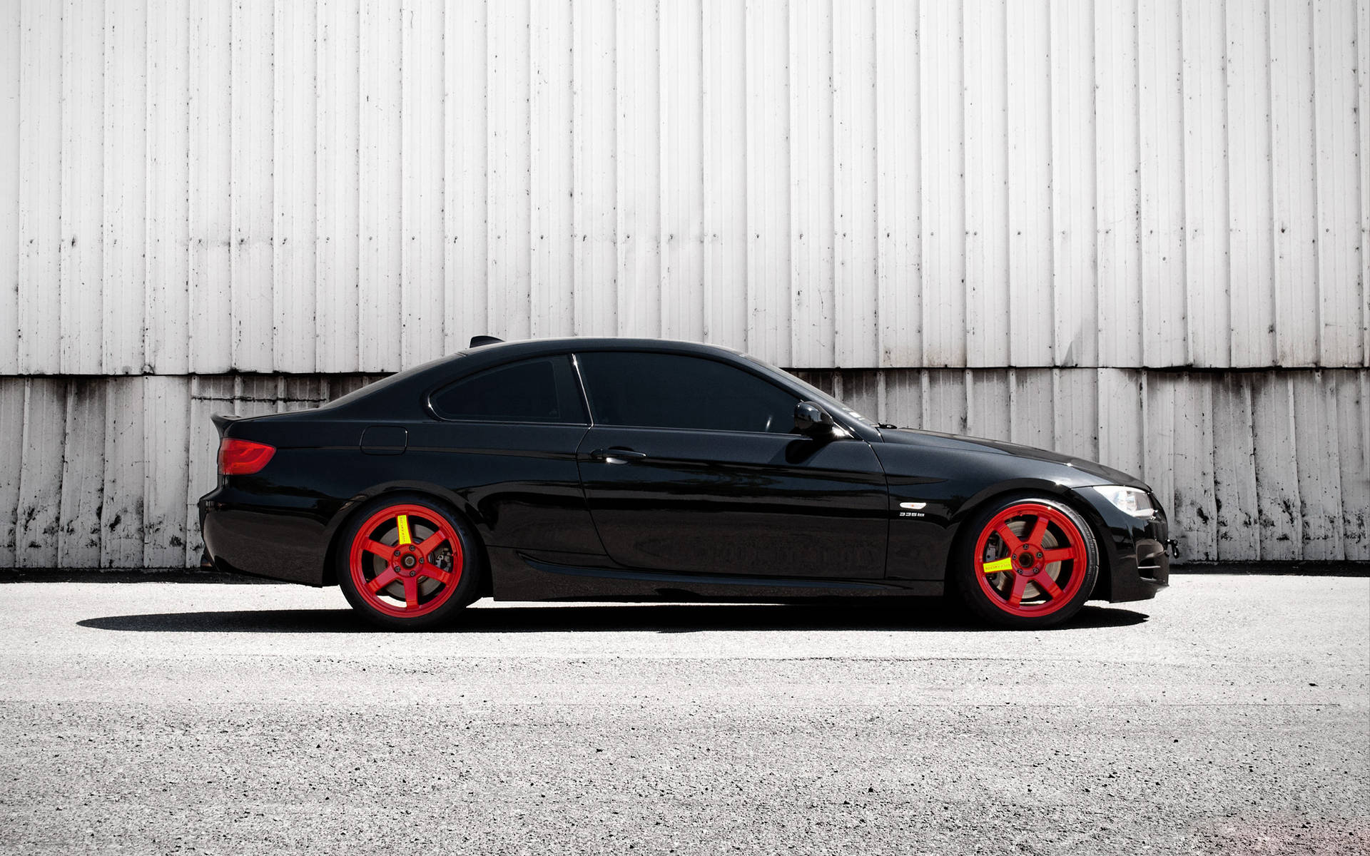 วอลเปเปอร์ด้านข้างของ BMW E92 335i สีดำพร้อมล้อสีแดง — Bmw วอลเปเปอร์