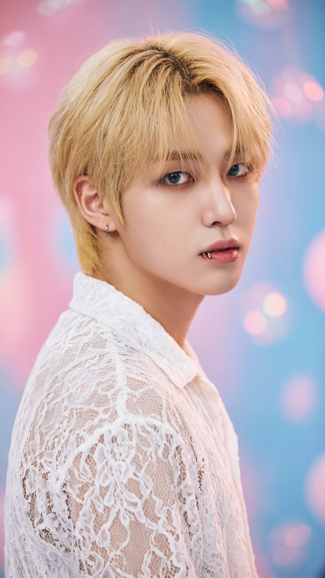 สายตาคมของฮยอนจินผมบลอนด์ วอลเปเปอร์