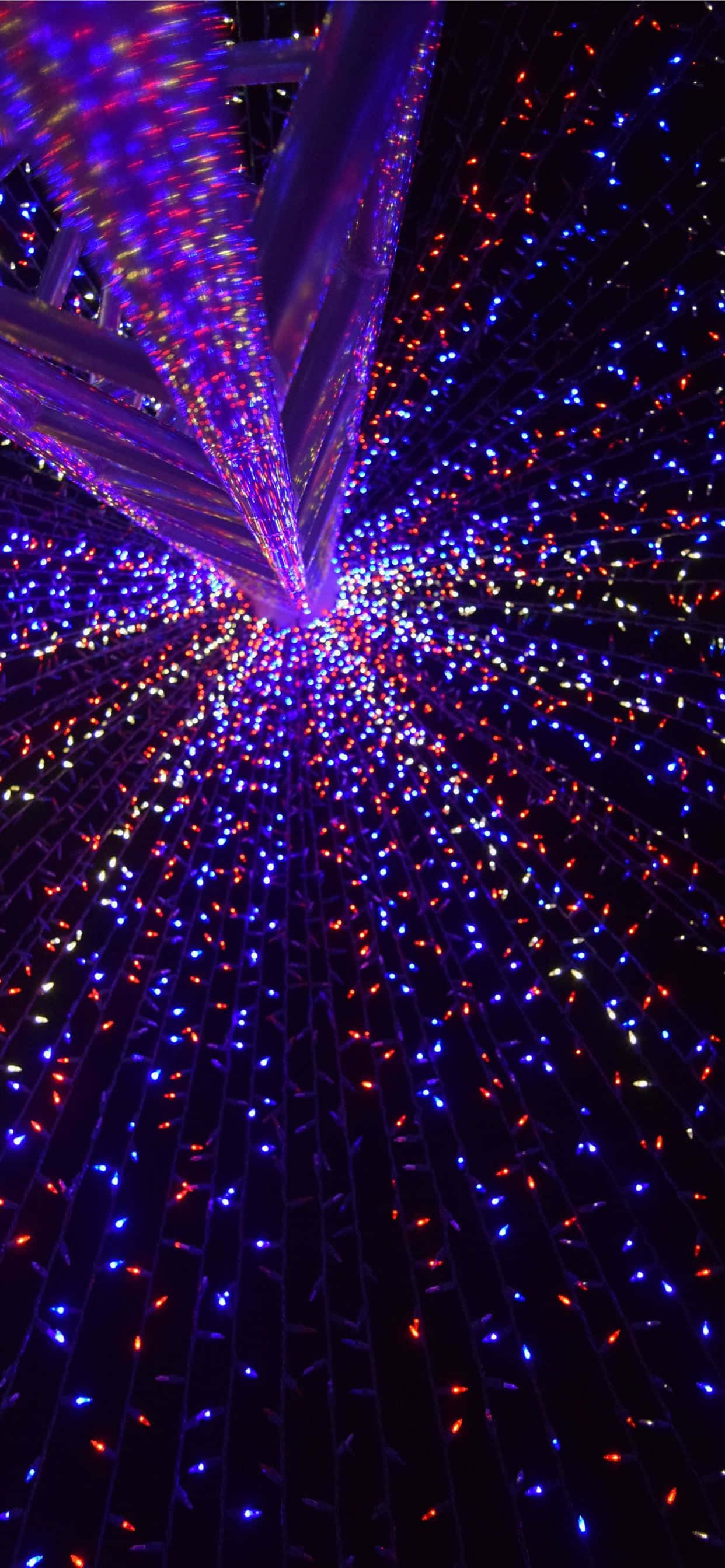 ไฟประดับบนพื้นหลังสีแดงและม่วง วอลเปเปอร์