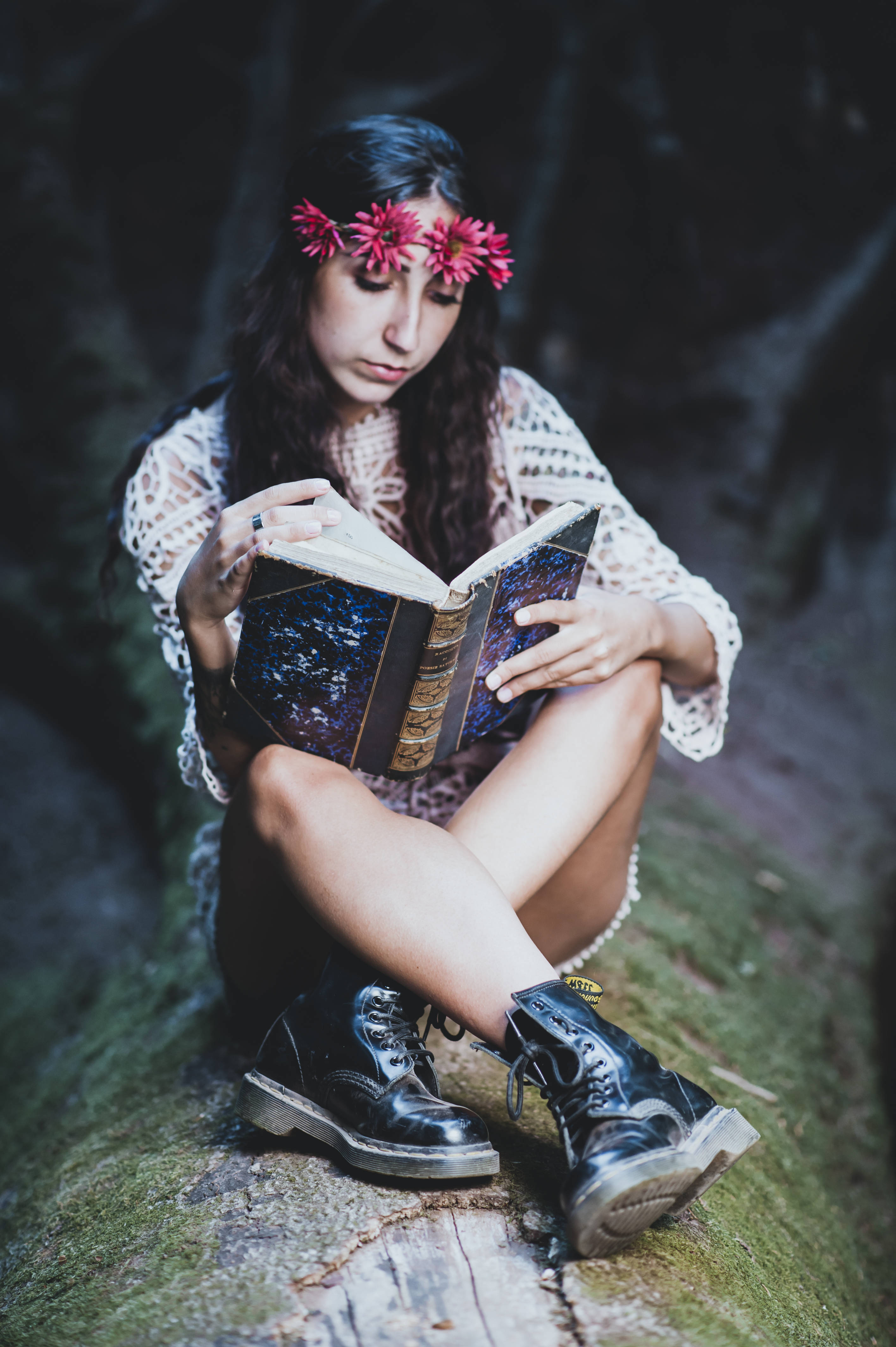 สาวกับหนังสือสไตล์สวยงาม วอลเปเปอร์