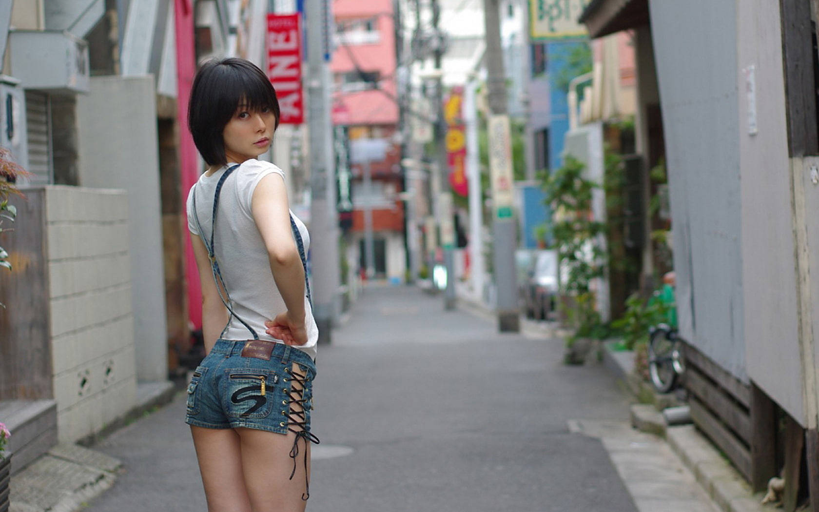 สาวญี่ปุ่นบนถนนในเมือง วอลเปเปอร์
