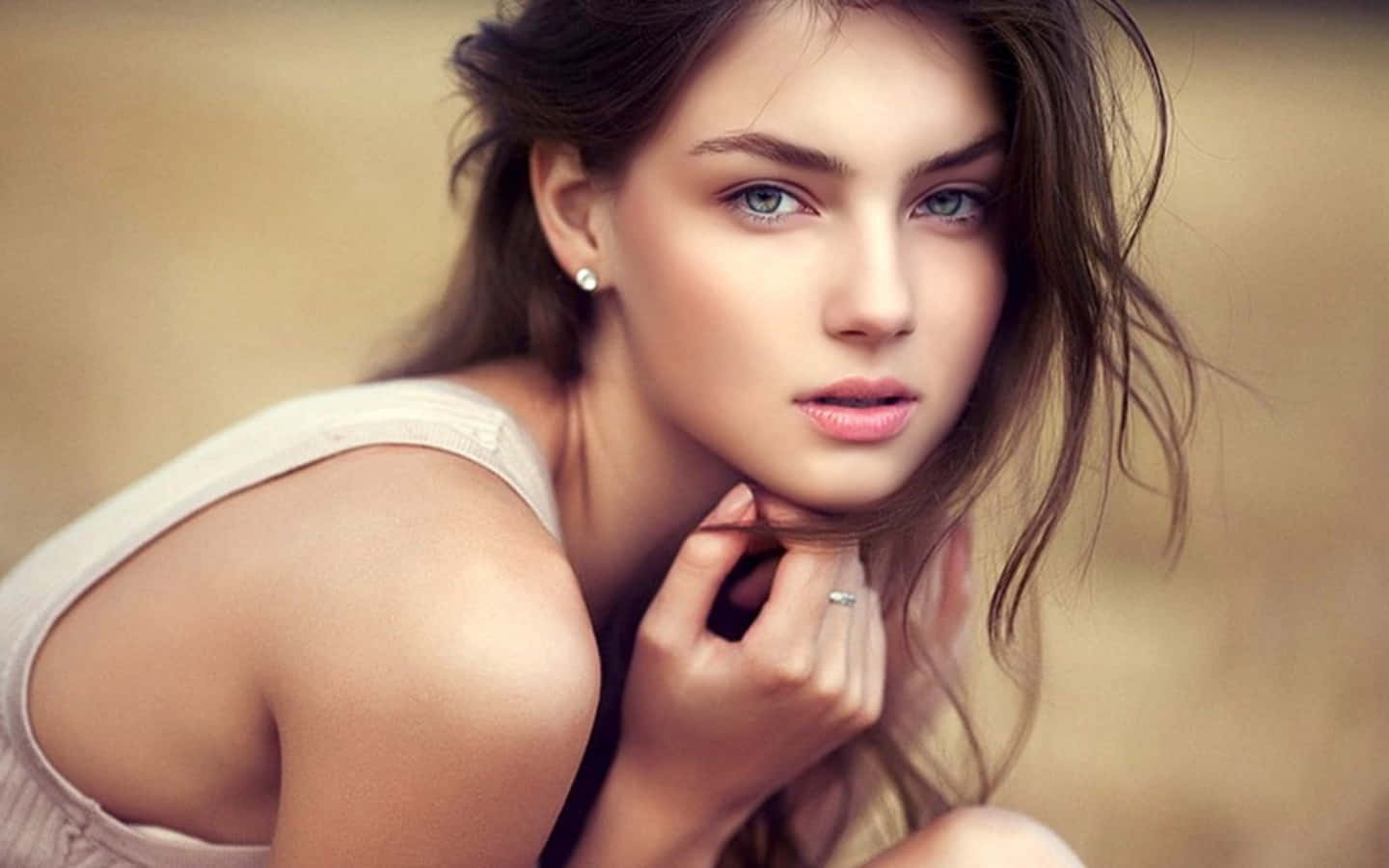 สาวน้อยมีความสุขในชุดสีชมพู วอลเปเปอร์