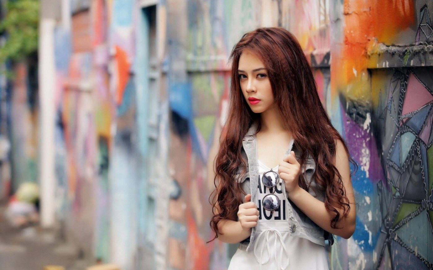 สาวมั่นยืนหน้าโลนศิลป์ วอลเปเปอร์
