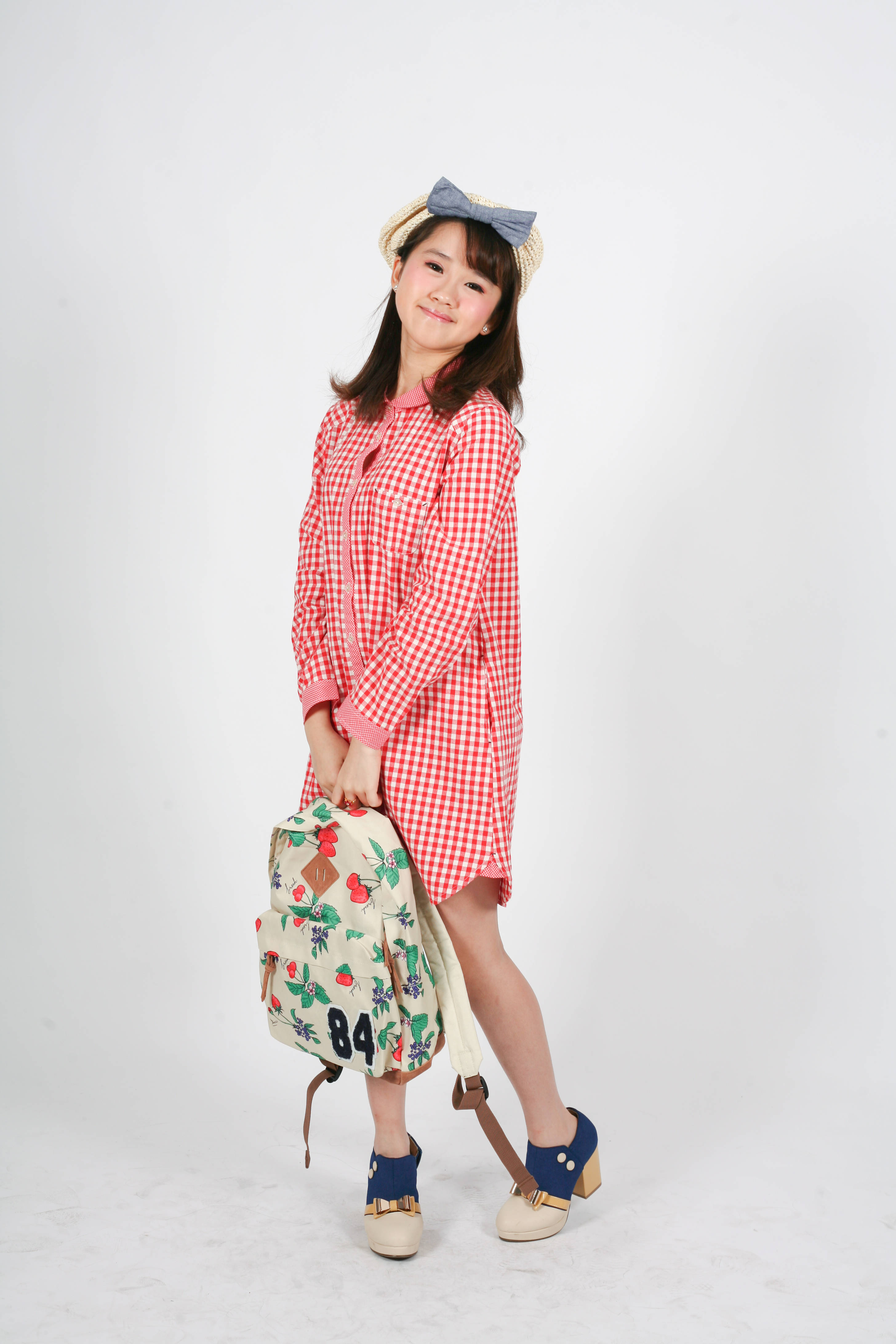 สาวในชุดเดรสสีชมพูน่ารักถือกระเป๋าเป้ วอลเปเปอร์