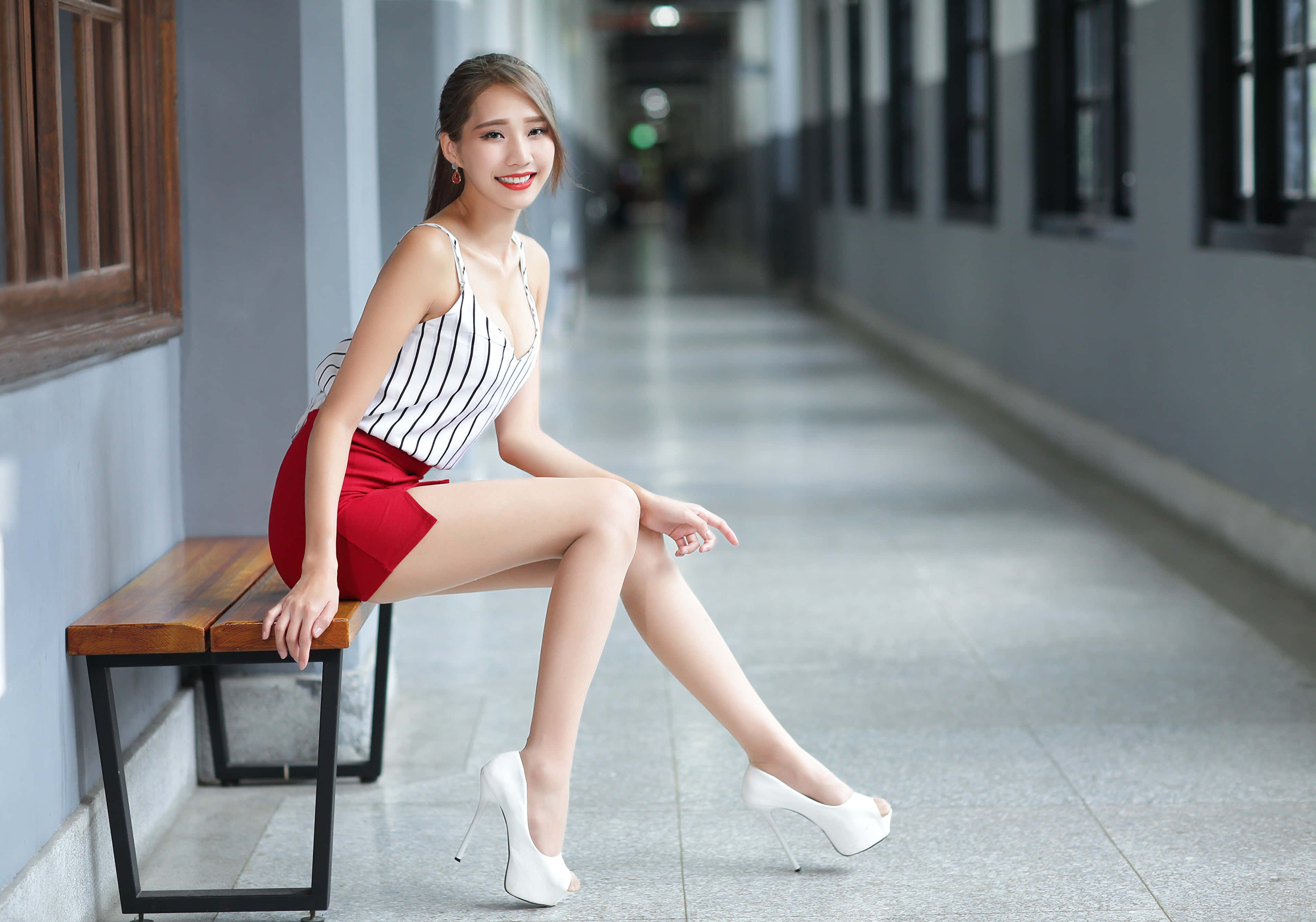 สาวไทยใส่ส้นสูงสีขาว วอลเปเปอร์