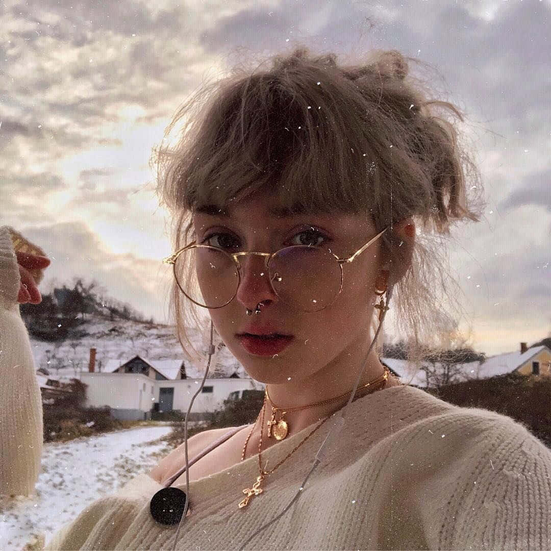 หญิงสาวกำลังเพลิดเพลินกับวันฤดูร้อน วอลเปเปอร์