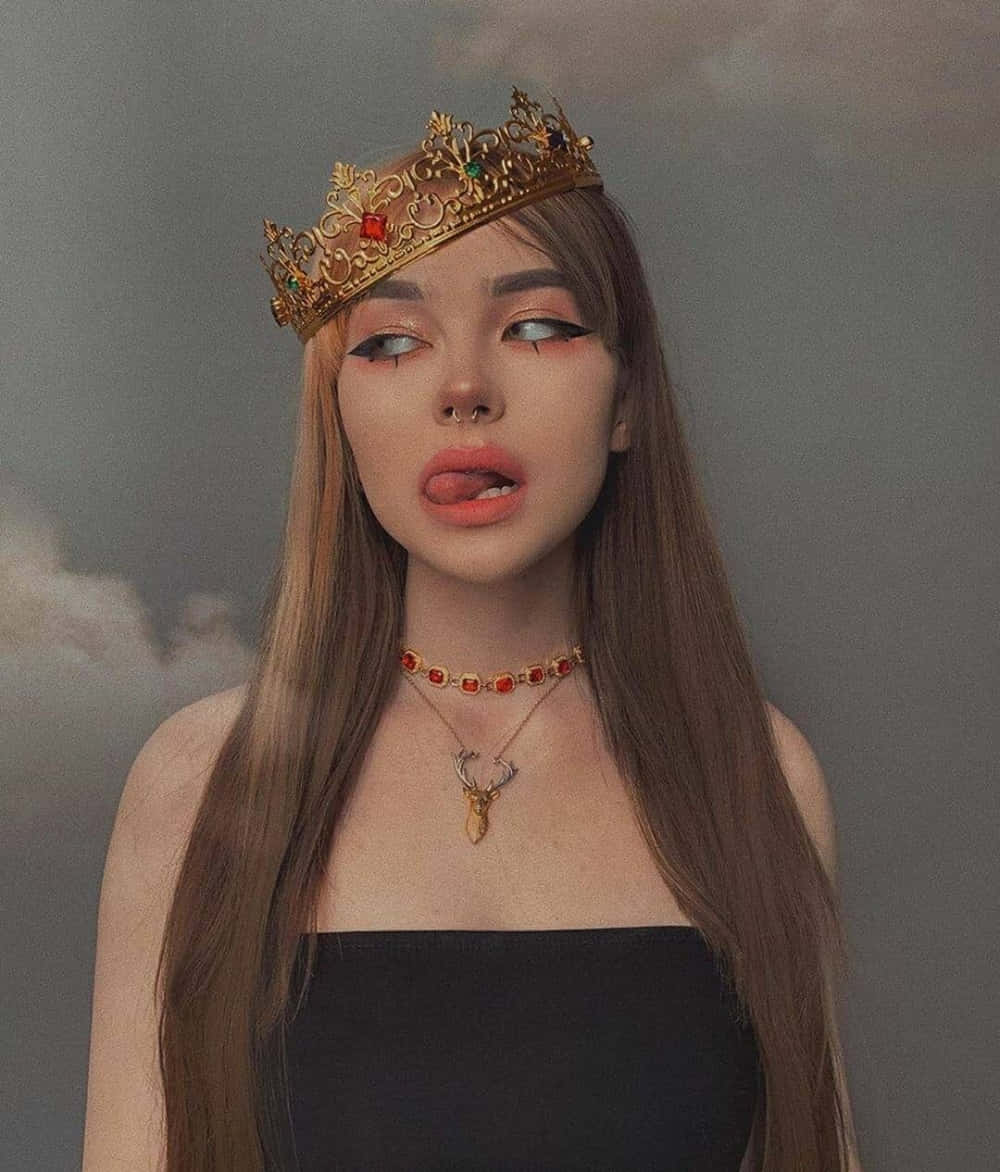 หญิงสาวนั่งในทุ่งหญ้าอันเงียบสงบ โอบกอดจิตวิญญาณแห่งศิลปะของเธอ วอลเปเปอร์