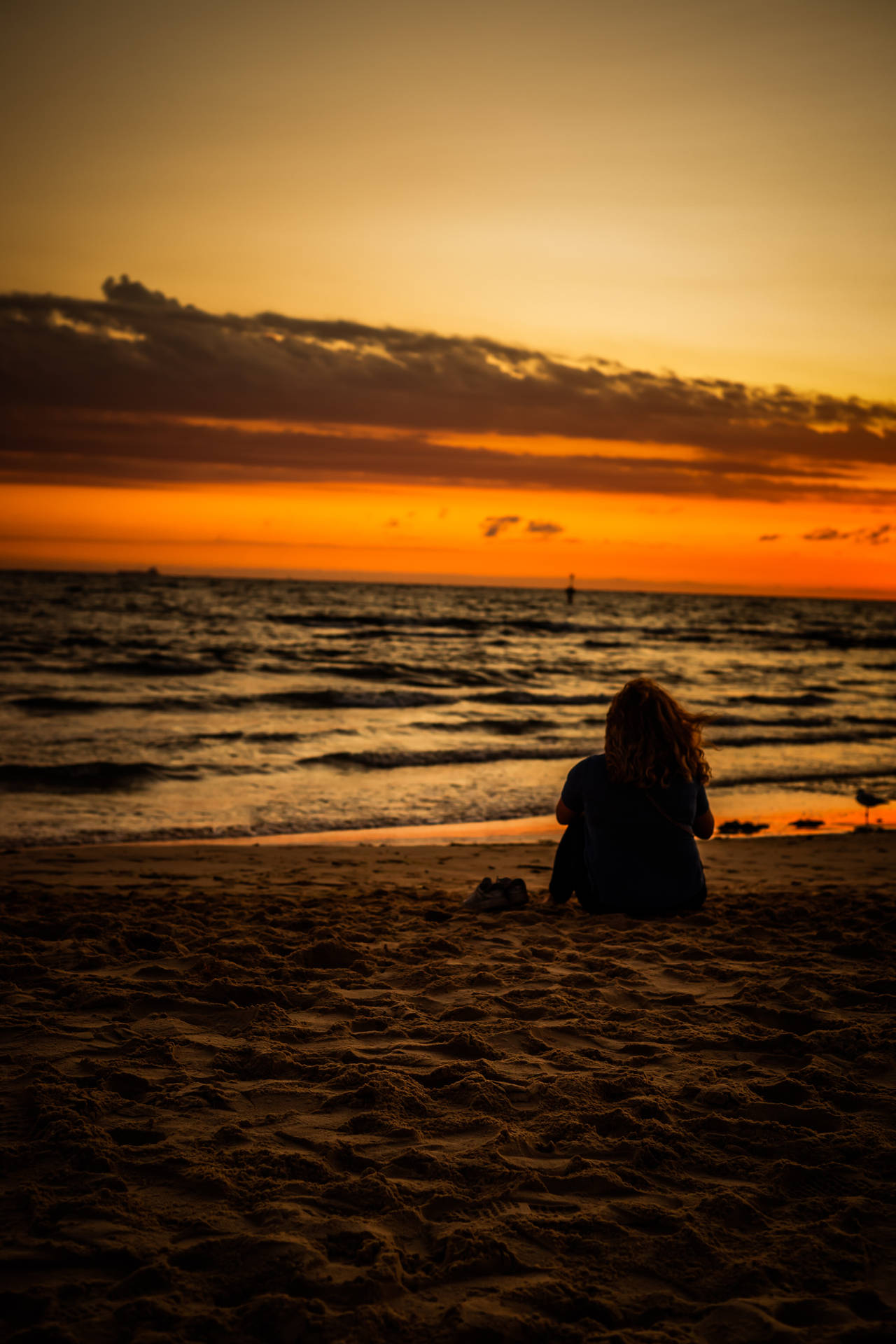 วอลเปเปอร์หญิงสาวนั่งบนชายหาด — ชายหาด วอลเปเปอร์