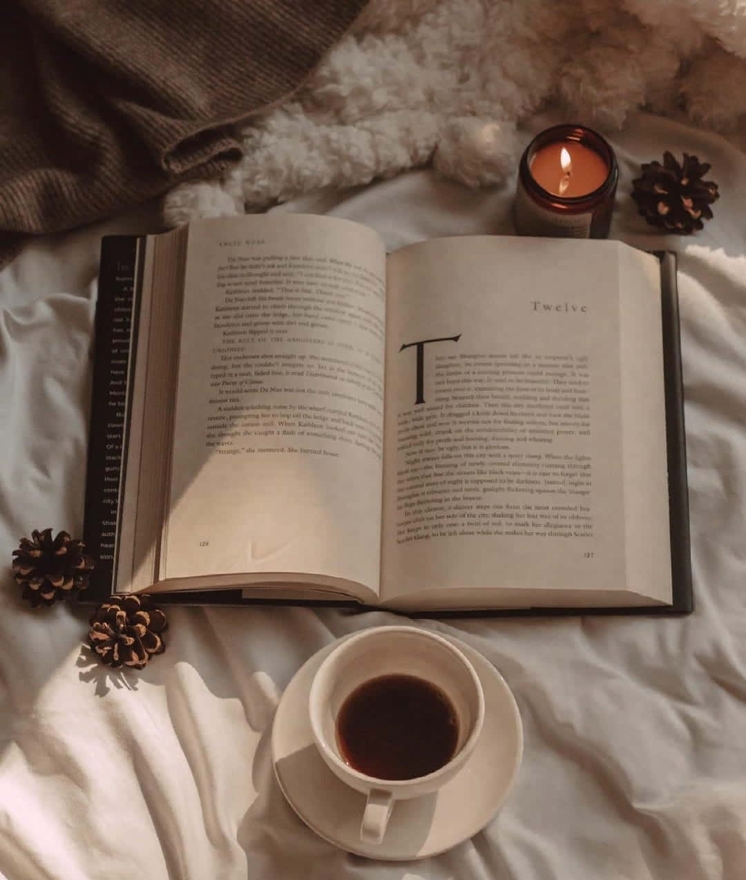 หนังสือ เทียน และกาแฟหนึ่งถ้วยบนเตียง วอลเปเปอร์