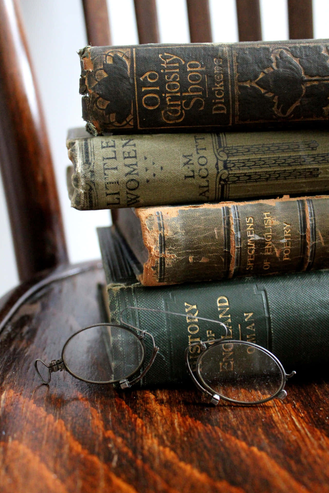 หนังสือกองหนึ่งบนเก้าอี้ไม้ วอลเปเปอร์