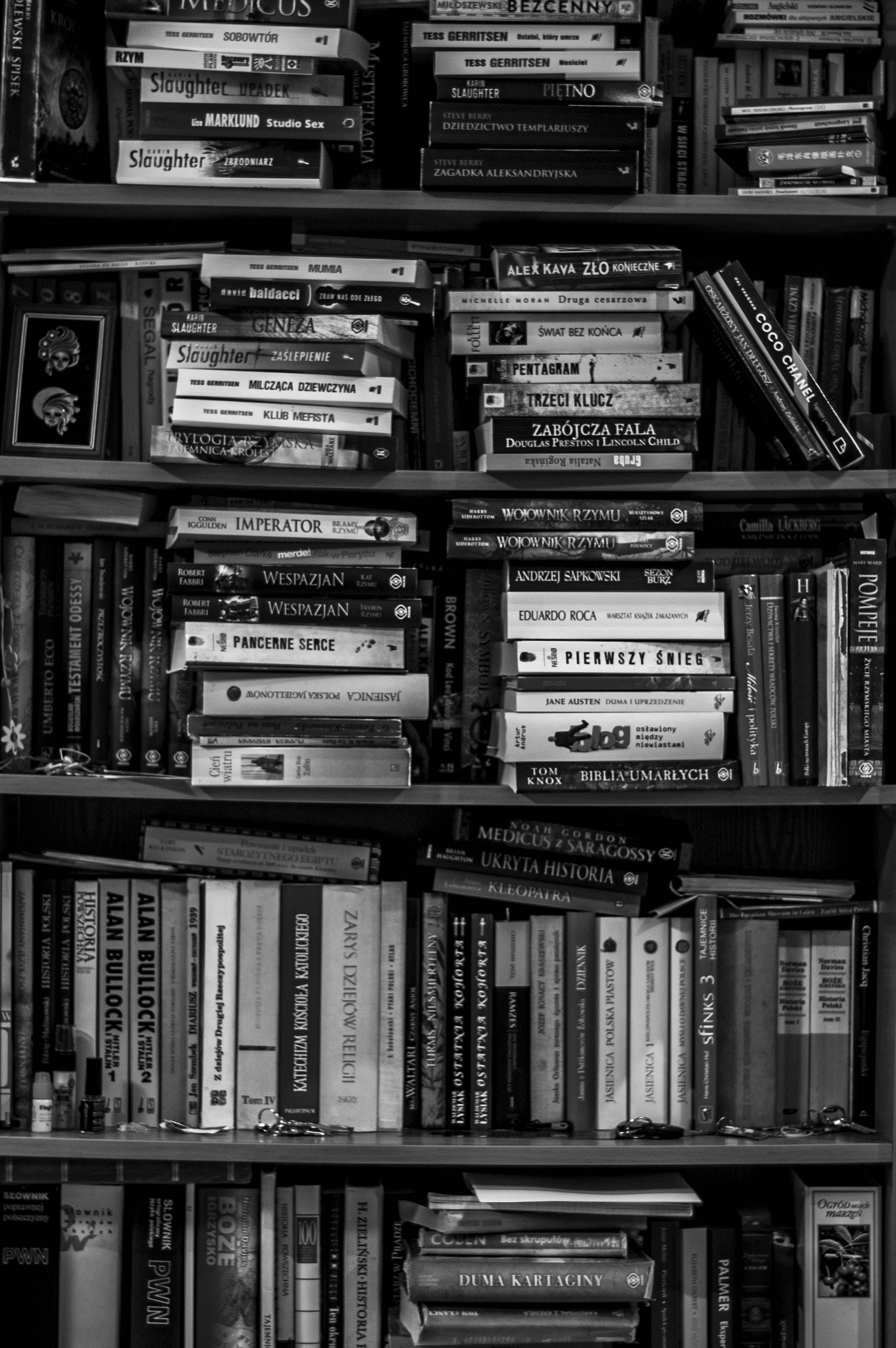 หนังสือถ่ายภาพขาวดำบนชั้นวาง วอลเปเปอร์