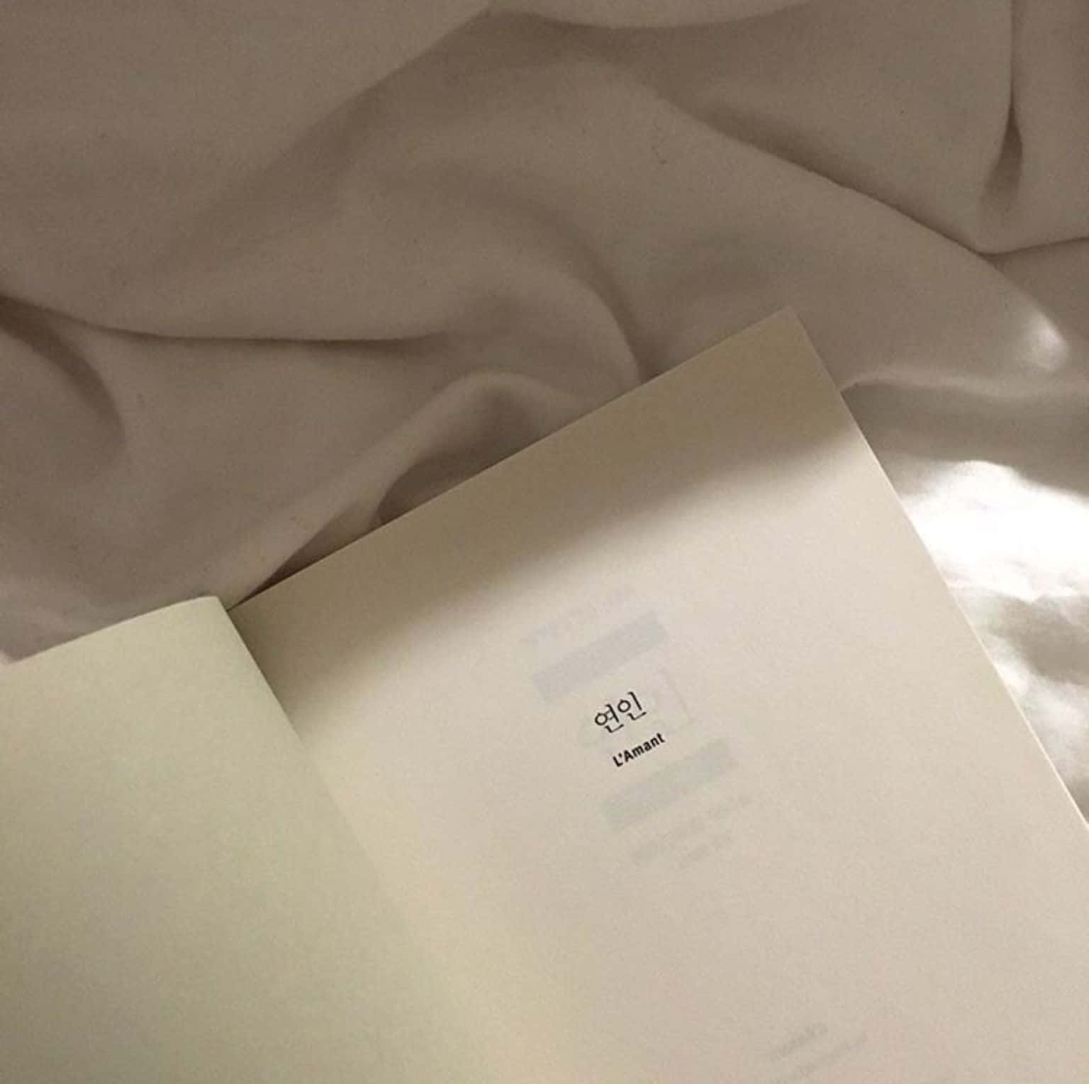 หนังสือปกขาวบนเตียง วอลเปเปอร์