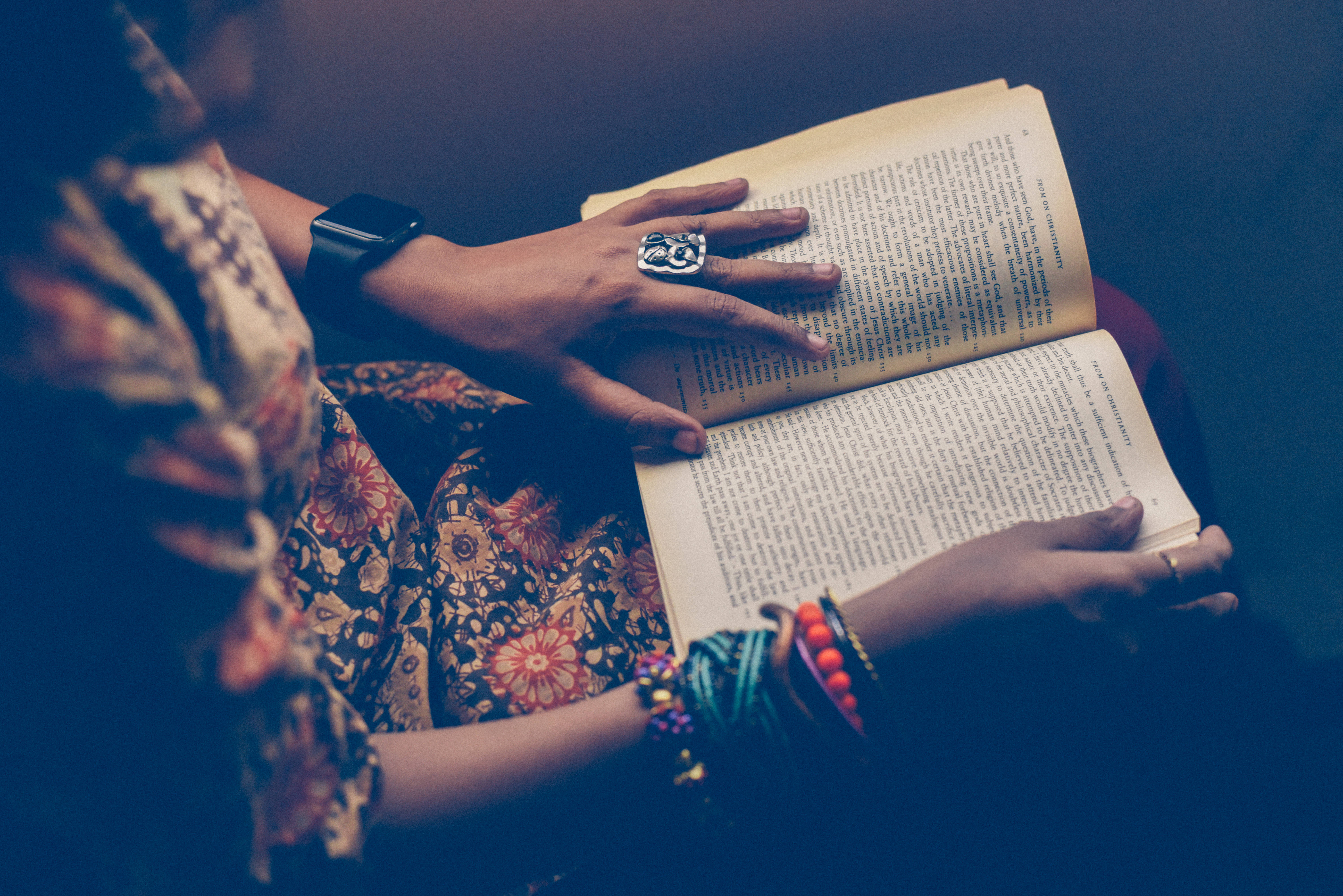 หนังสือสวดมนต์สไตล์วินเทจ วอลเปเปอร์