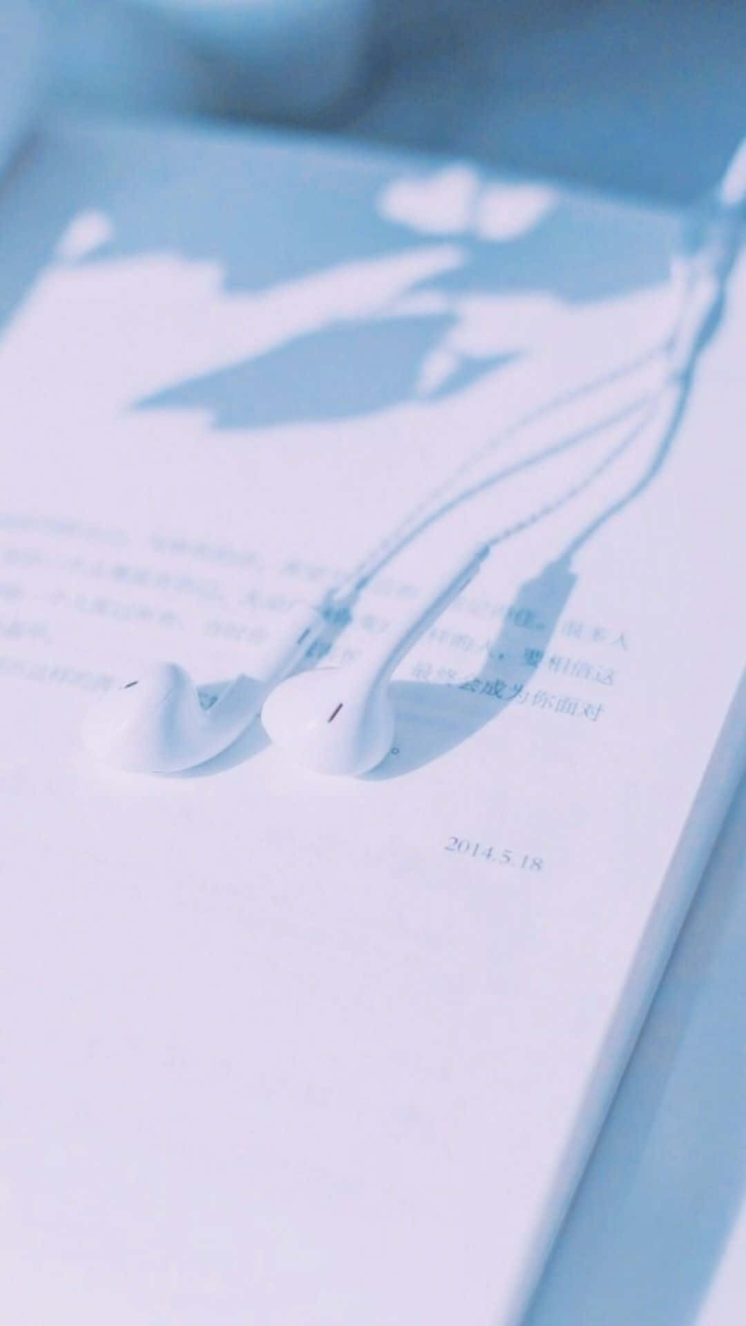หนังสือเปิดพร้อมหูฟัง สีฟ้าอ่อนสวยงาม วอลเปเปอร์