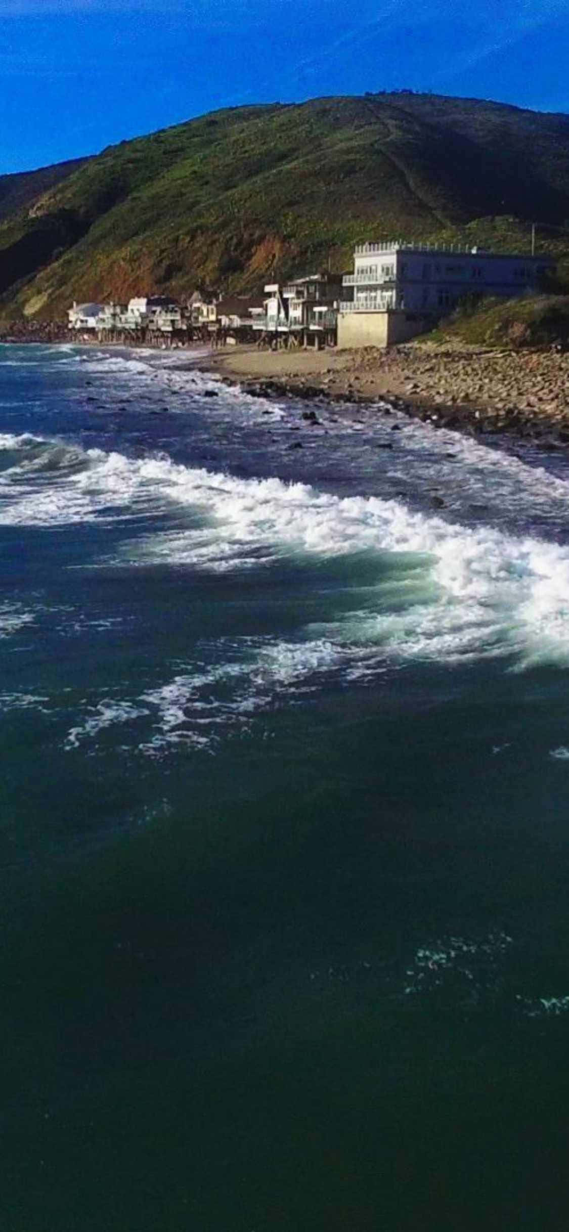 หลีกหนี: ผ่อนคลายกับวิว Malibu, California บน iPhone Xs ของคุณ วอลเปเปอร์
