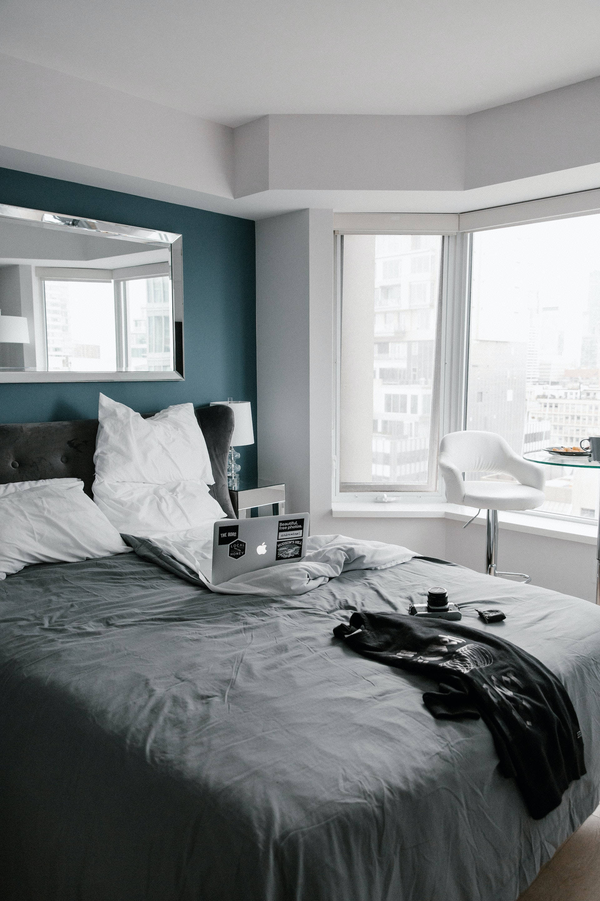 ห้องนอนสีขาวสวยงามพร้อมวิวเมือง วอลเปเปอร์