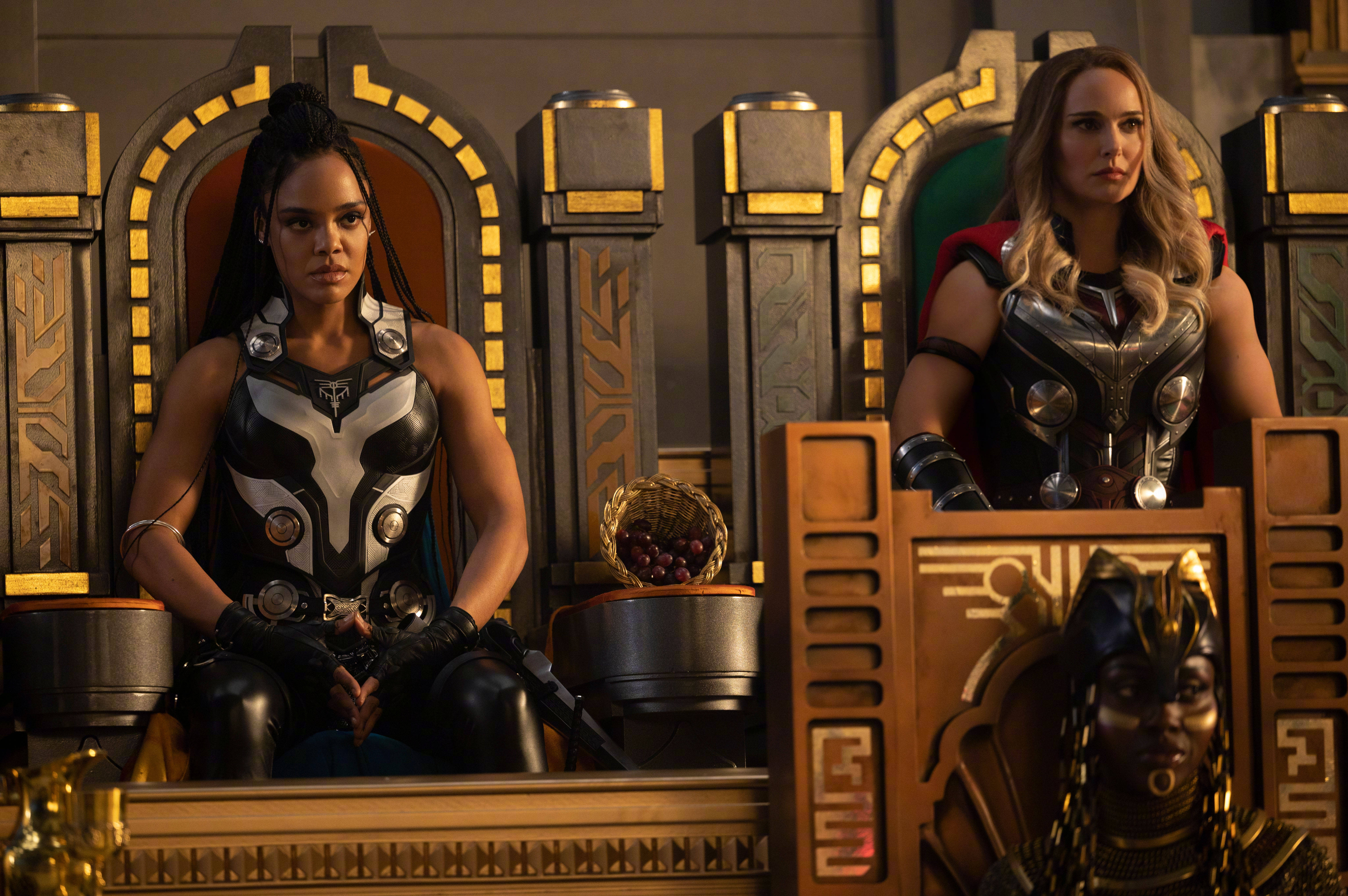 เจน ฟอสเตอร์และวาลคิรีเตรียมพร้อมสู่การต่อสู้ใน Thor: Love and Thunder วอลเปเปอร์